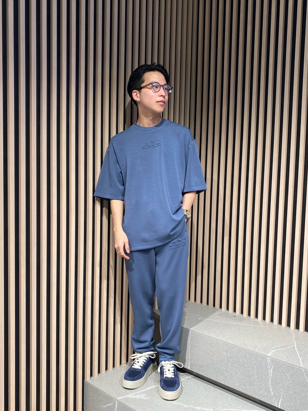 「アルマーニエクスチェンジ、AXchanger、AXchange、AXCatStreet、原宿キャットストリート、半袖スウェット、スウェットパンツ、セットアップ、着心地抜群、もちもち、スニーカー」｜「ARMANI EXCHANGEの【A|X アルマーニ エクスチェンジ】AXロゴ　半袖クルーネックTシャツ/REGULAR（Tシャツ/カットソー、ブラック系）」を使った、かいちゃんさん（メンズ・160cm）の春コーディネートの1枚目の写真