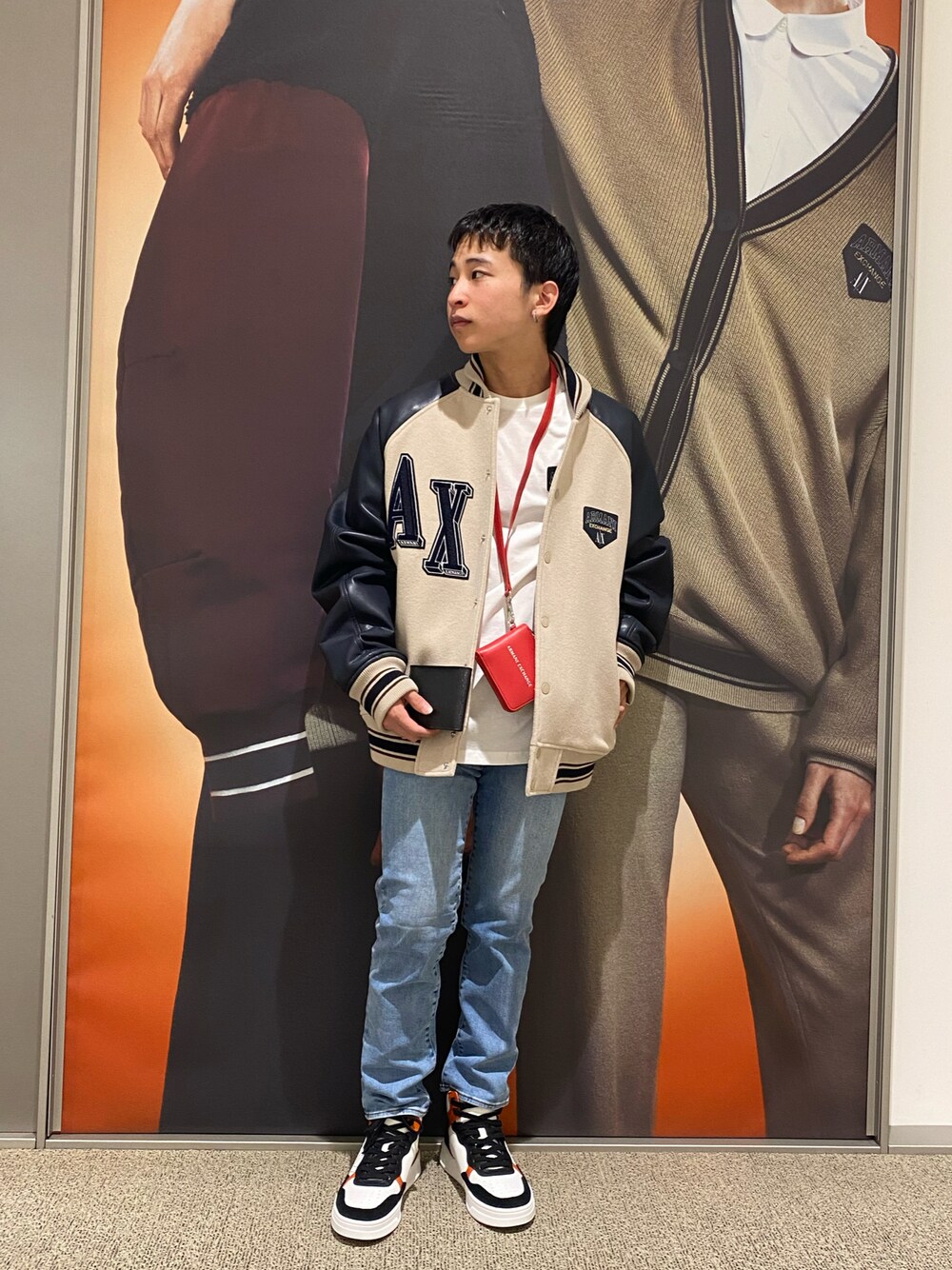 「スタジャン、財布、コインケース、アルマーニエクスチェンジ、原宿キャットストリート、axchange、axcatstreet、AXchanger」｜「ARMANI EXCHANGEの【A|X アルマーニ エクスチェンジ】ロゴパッチ付き　長袖クルーネックTシャツ/REGULAR（Tシャツ/カットソー、ホワイト系）」を使った、かいちゃんさん（メンズ・160cm）の冬コーディネートの1枚目の写真