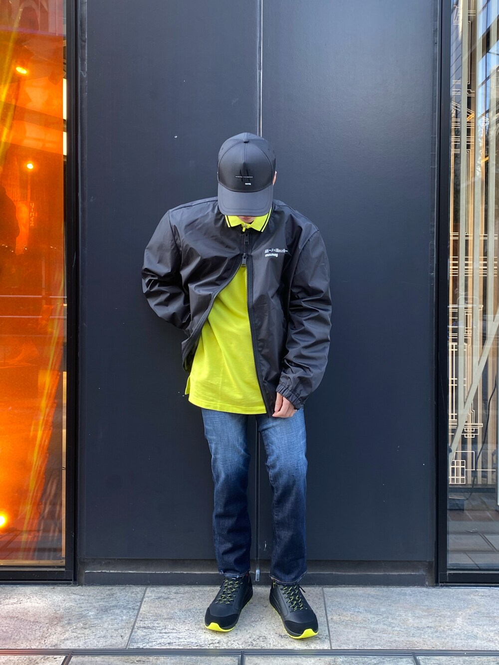 「アルマーニエクスチェンジ、AXchanger、AXchange、AXCatStreet、原宿キャットストリート、Mixmag、mixmag、キャップ、ブルゾン、ワンポイントカラー、ジーンズ、スニーカー」｜「ARMANI EXCHANGEの【A|X アルマーニ エクスチェンジ】AXロゴ　キャップ（キャップ、ブラック系）」を使った、かいちゃんさん（メンズ・160cm）の春コーディネートの1枚目の写真