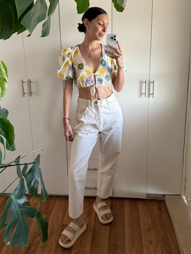 「REEF（リーフ）のアイテム」を使った、Andrea Sugusさん（レディース・165cm）の春コーディネート