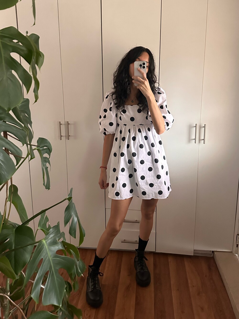 「dots、dress」｜「las motasのアイテム（ブーツ、ブラック系）」を使った、Andrea Sugusさん（レディース・165cm）の春コーディネートの1枚目の写真