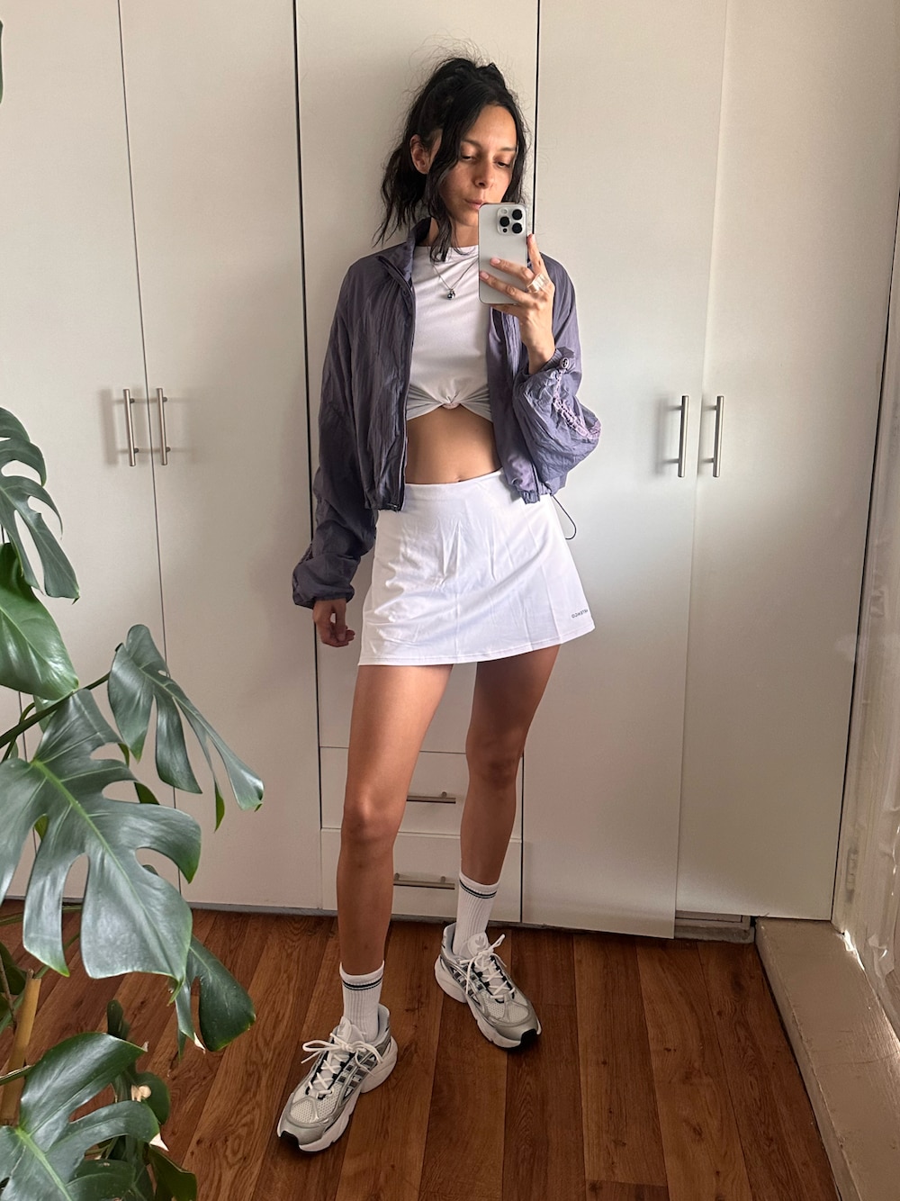 「sportswear、skirt、outfit」｜「adidasのアイテム（スニーカー、ホワイト系）」を使った、Andrea Sugusさん（レディース・165cm）の秋コーディネートの1枚目の写真
