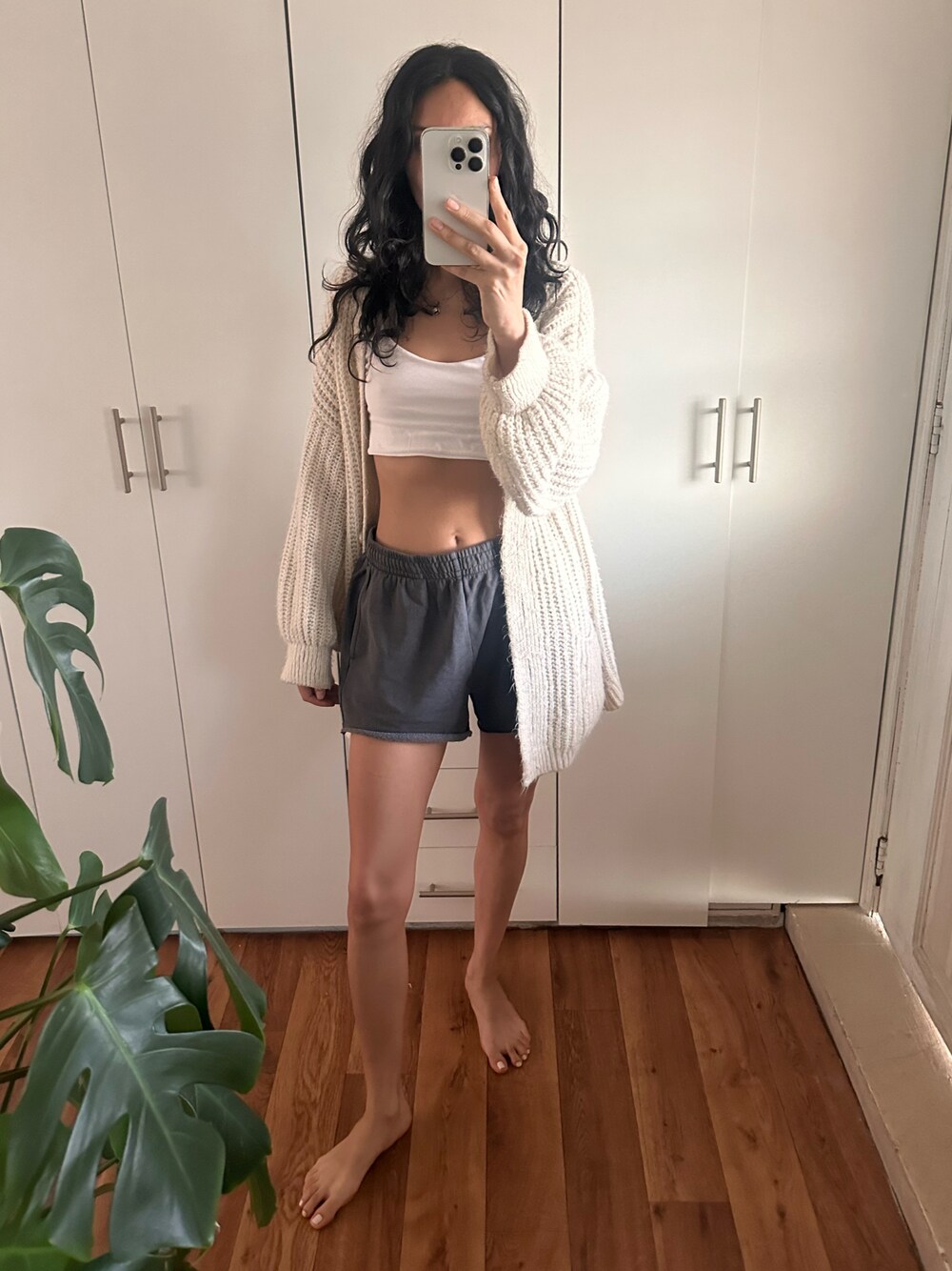 「HOME」｜「H&Mのアイテム（スウェットパンツ、グレー系）」を使った、Andrea Sugusさん（レディース・165cm）の夏コーディネートの1枚目の写真