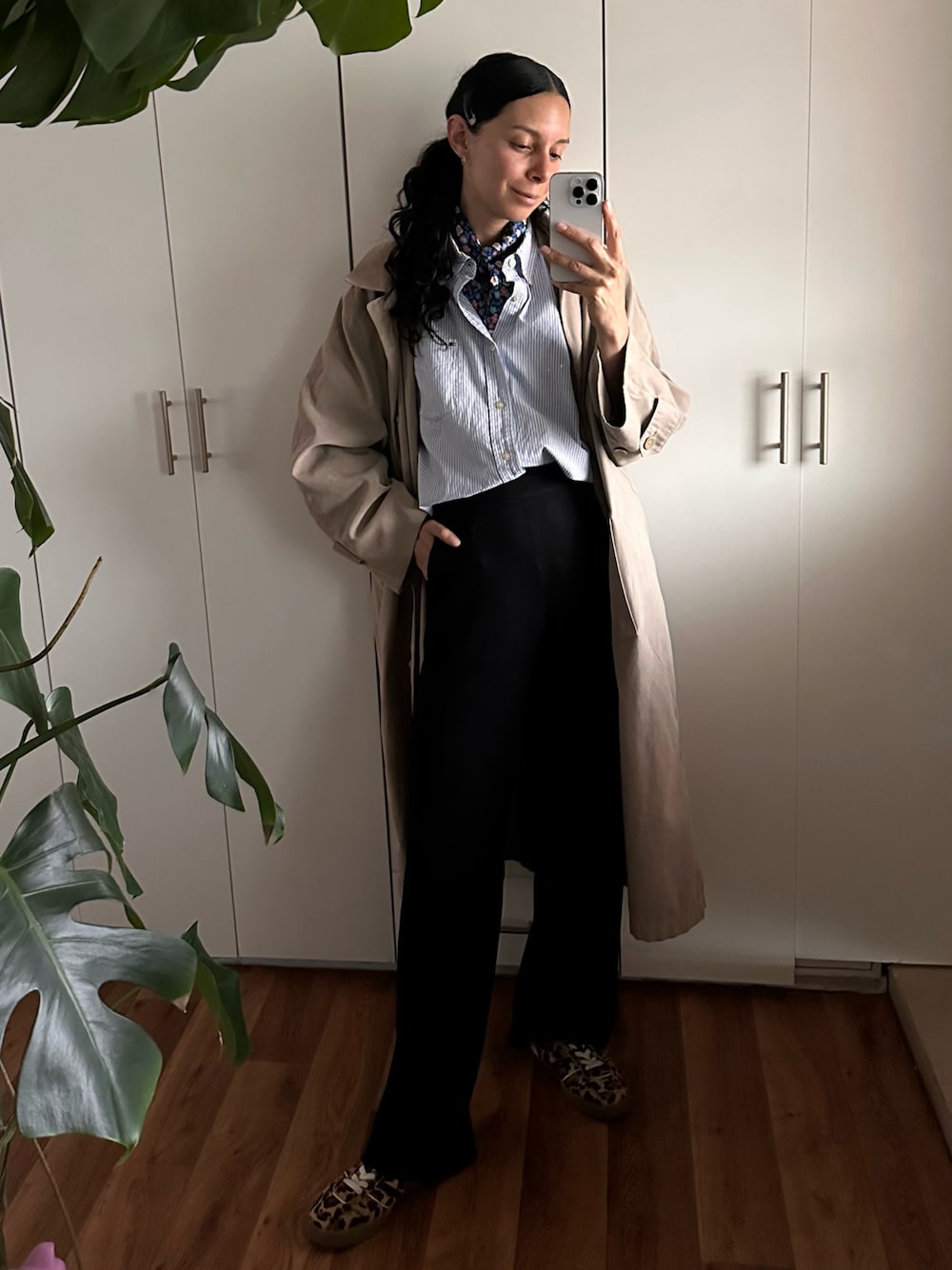 「TOMMY HILFIGERのアイテム（シャツ/ブラウス、ブルー系）」を使った、Andrea Sugusさん（レディース・165cm）の春コーディネートの1枚目の写真