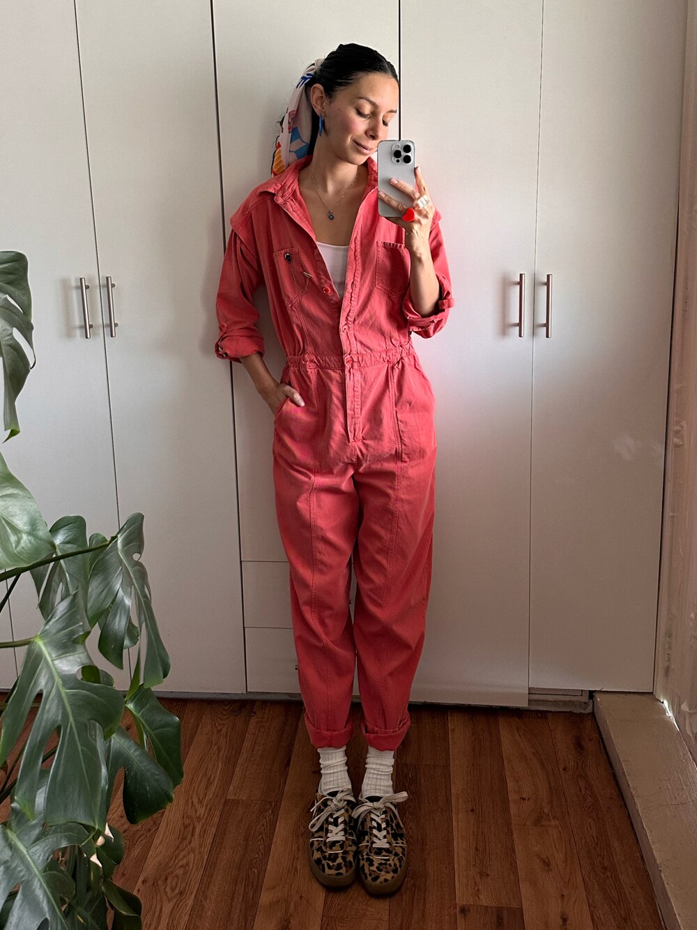 「Desigualのアイテム（つなぎ/オールインワン、レッド系）」を使った、Andrea Sugusさん（レディース・165cm）の春コーディネートの1枚目の写真