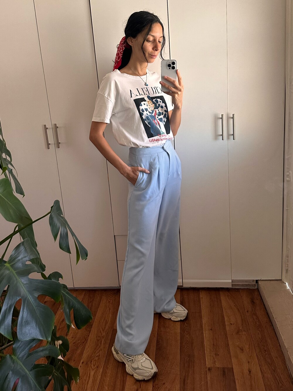 「stradivariusのアイテム（Tシャツ/カットソー、ホワイト系）」を使った、Andrea Sugusさん（レディース・165cm）の秋コーディネートの1枚目の写真