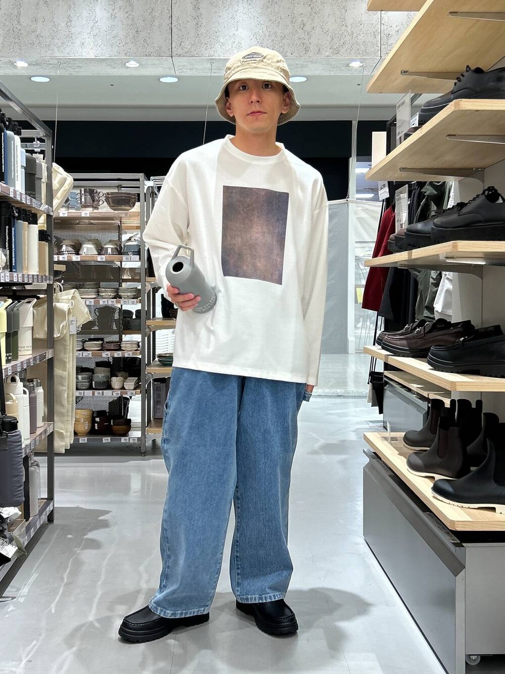 ブルー系のデニムパンツ、ホワイト系のTシャツ/カットソー、ブラック系のローファーを着用したメンズの秋コーディネートの1枚目の写真