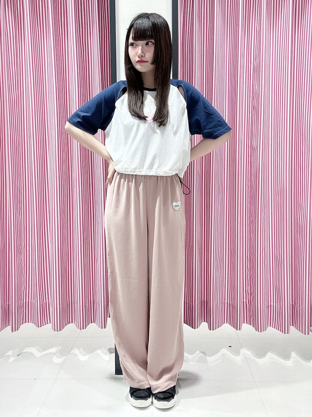 「ゆるコーデ、ラインパンツ、スポーツサンダル、シンプルスタイル、韓国ファッション」｜「PINK-latteの配色ラグランTシャツ（Tシャツ/カットソー、ホワイト系）」を使った、まいまい🐰ピンクラテ豊洲店staffさん（レディース・154cm）の夏コーディネートの1枚目の写真