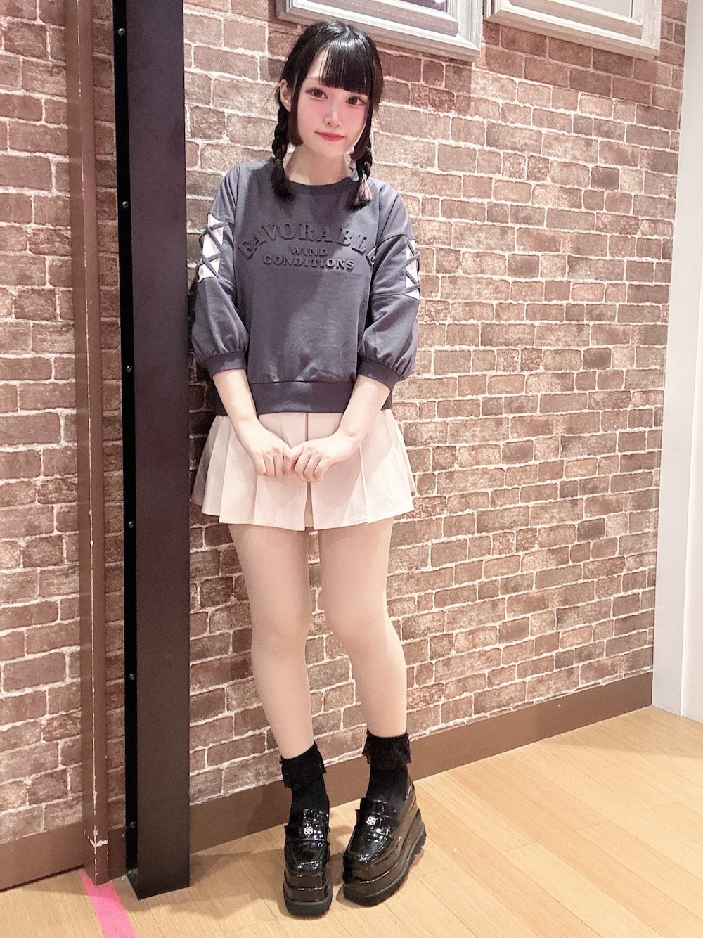 「学校、7分袖、レースアップ、プリーツスカート、ピンクラテ」｜「PINK-latteの【肌触りサラリ／定番】袖レースアップ プルオーバー（Tシャツ/カットソー、グレー系）」を使った、まいまい🐰ピンクラテ豊洲店staffさん（レディース・154cm）の秋コーディネートの1枚目の写真