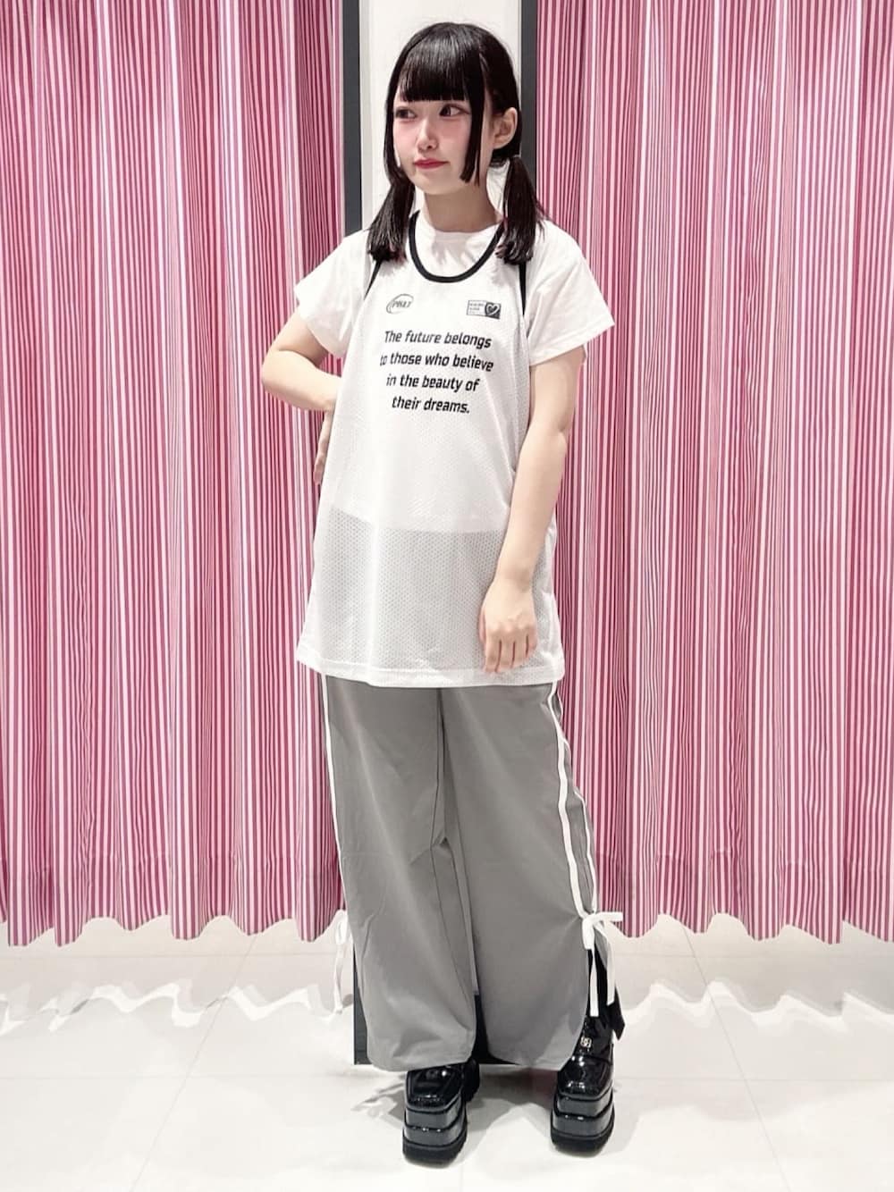 「スポーツミックス、スポーティー、ラインパンツ、学校、新学期、ピンクラテ」｜「PINK-latteの【セットアイテム】メッシュワンピース（その他トップス、ホワイト系）」を使った、まいまい🐰ピンクラテ豊洲店staffさん（レディース・154cm）の秋コーディネートの1枚目の写真
