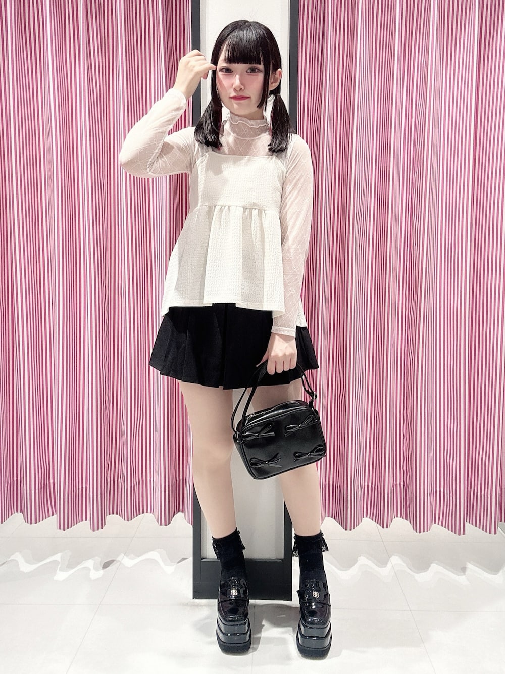 「フレンチガーリー、チュール、プリーツスカート、バレエコア、ピンクラテ」｜「PINK-latteの【セットアイテム】リボンシアートップス＋キャミソールセット（その他トップス、ホワイト系）」を使った、まいまい🐰ピンクラテ豊洲店staffさん（レディース・154cm）の秋コーディネートの1枚目の写真