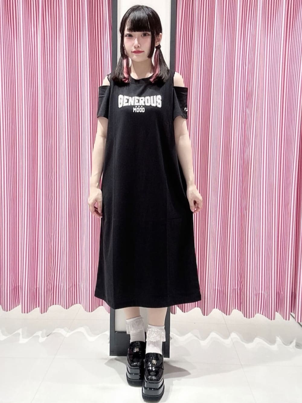 「モノトーンコーデ、ブラックコーデ、大人カジュアル、ピンクラテ」｜「PINK-latteのオープンショルダー肩見せワンピース（ワンピース、ブラック系）」を使った、まいまい🐰ピンクラテ豊洲店staffさん（レディース・154cm）の秋コーディネートの1枚目の写真