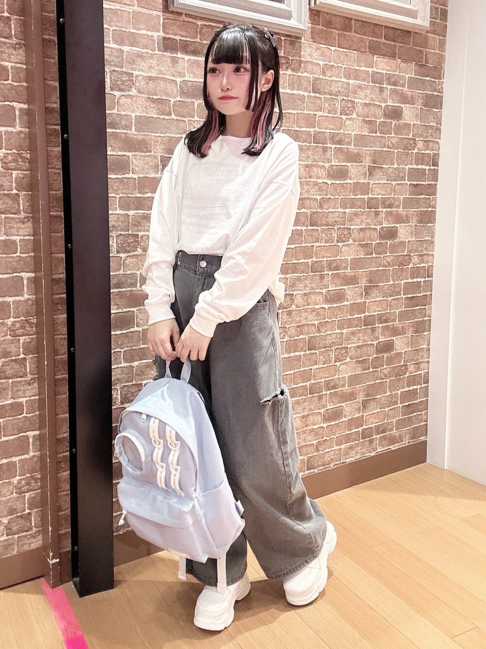 「PINK-latteの【130cmあり】ステッチロゴロンT（Tシャツ/カットソー、ホワイト系）」を使った、まいまい🐰ピンクラテ豊洲店staffさん（レディース・154cm）の秋コーディネートの1枚目の写真