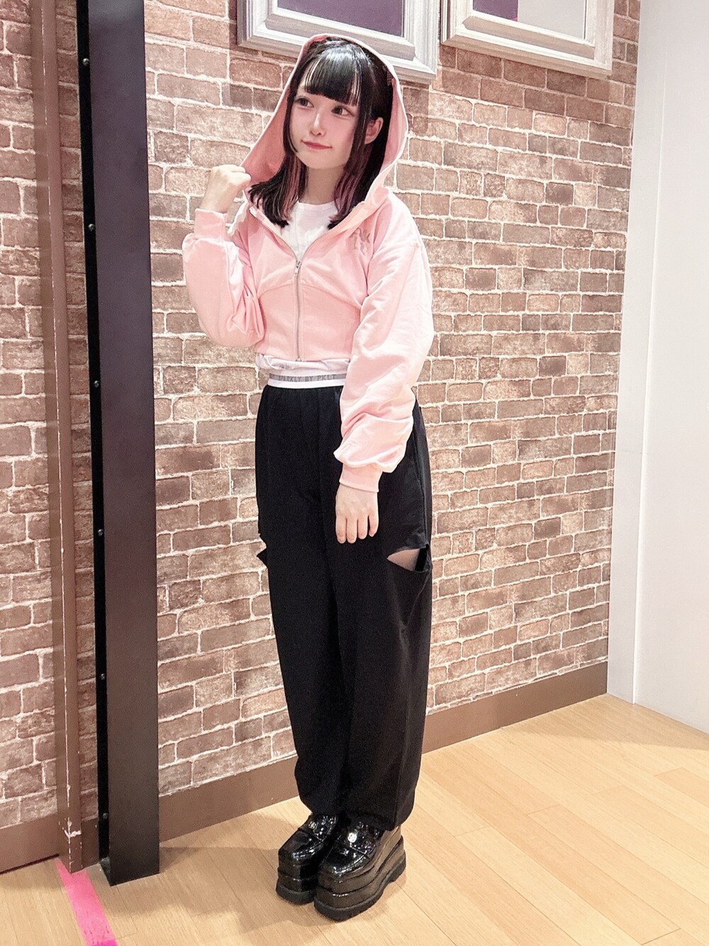 「学校行事、修学旅行、遠足、ダンスコーデ、スポーティ、ピンクラテ」｜「PINK-latteの【130cmあり】ショート丈フードジップパーカ（パーカー、ピンク系）」を使った、まいまい🐰ピンクラテ豊洲店staffさん（レディース・154cm）の秋コーディネートの1枚目の写真