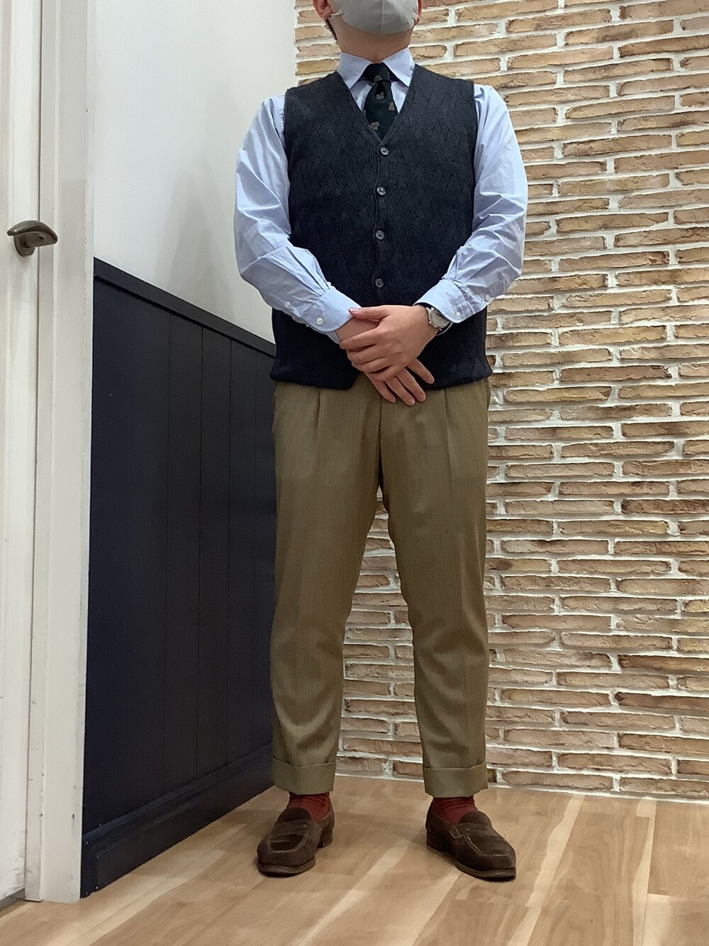 「東京シャツ、BRICK HOUSE by Tokyo Shirts、メンズコーデ、今日のコーデ、ニット、ニットベスト、ビジネススタイル」｜「BRICK HOUSE by TOKYO SHIRTの裏キルトニットジレ（スーツベスト、グレー系）」を使った、BRICK HOUSE シャツ工房 福岡橋本木の葉モール店さん（メンズ・163cm）の秋コーディネートの1枚目の写真