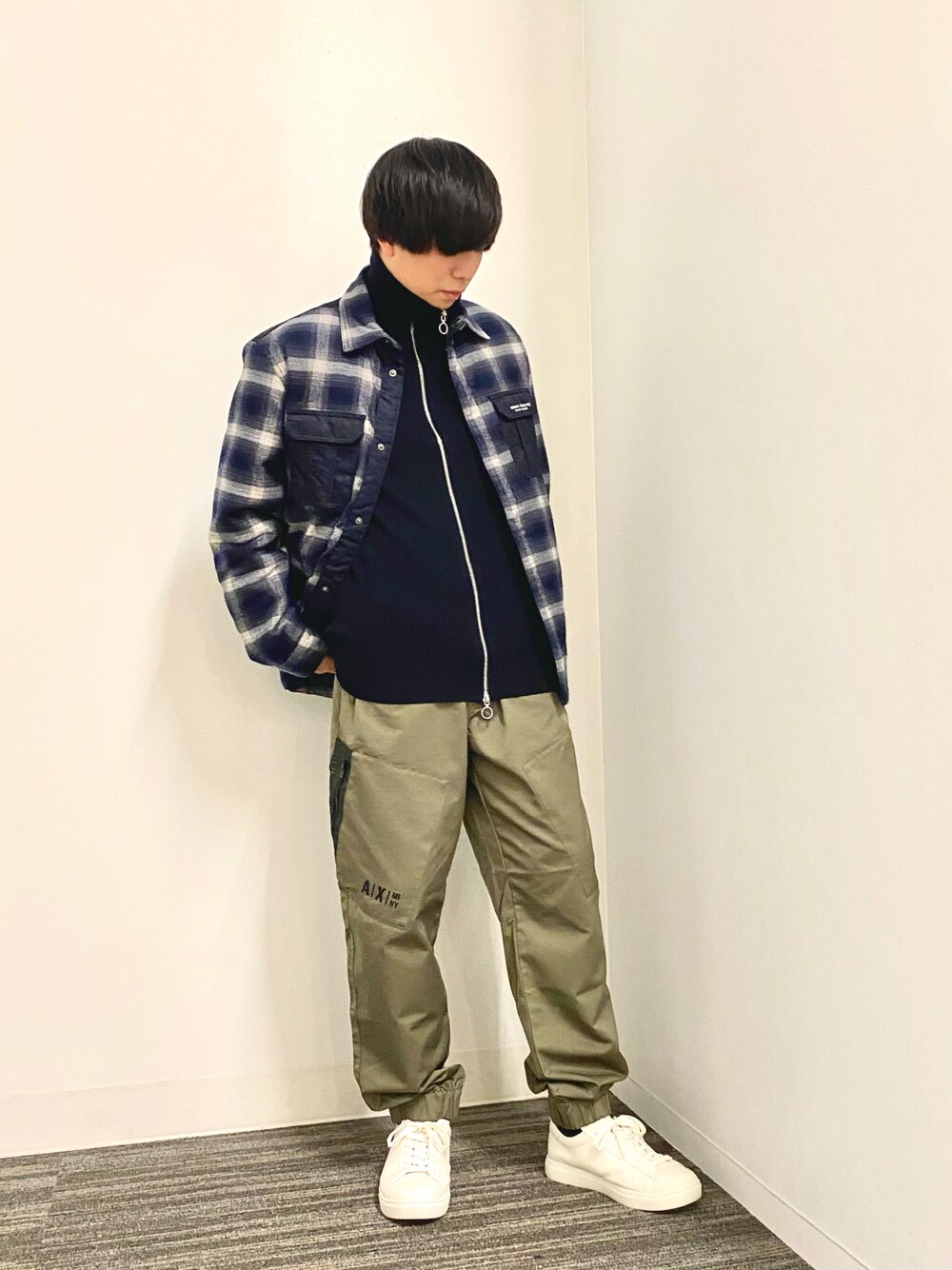 「armaniexchange、アルマーニエクスチェンジ、AXchanger、AXchange、チェック、ニット、タートルネック、ハーフジップ、カーゴパンツ、スニーカー、レザー、シンプルコーデ、きれいめカジュアル」｜「ARMANI EXCHANGEの【A|X アルマーニ エクスチェンジ】ジップアップカーディガン（カーディガン/ボレロ、ブルー系）」を使った、yusukeさん（メンズ・175cm）の冬コーディネートの1枚目の写真