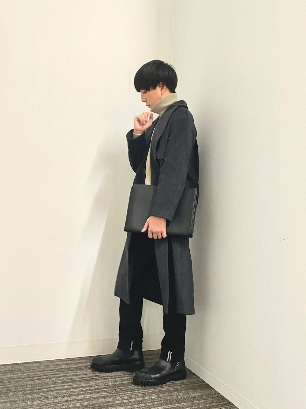 「armaniexchange、アルマーニエクスチェンジ、AXchanger、AXchange、チェスターコート、ニット、ハーフジップ、グレー、ベージュ、黒スキニー、デニム、ブーツ、シンプルコーデ、レイヤードスタイル、きれいめカジュアル」｜「ARMANI EXCHANGEの【A|X アルマーニ エクスチェンジ】AXロゴ　L字ファスナークラッチバック（クラッチバッグ、ブラック系）」を使った、yusukeさん（メンズ・175cm）の秋コーディネートの1枚目の写真