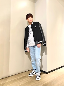 「ARMANI EXCHANGE（アルマーニエクスチェンジ）のアイテム（トップス、グレー系）」を使った、yusukeさん（メンズ・175cm）の春コーディネート