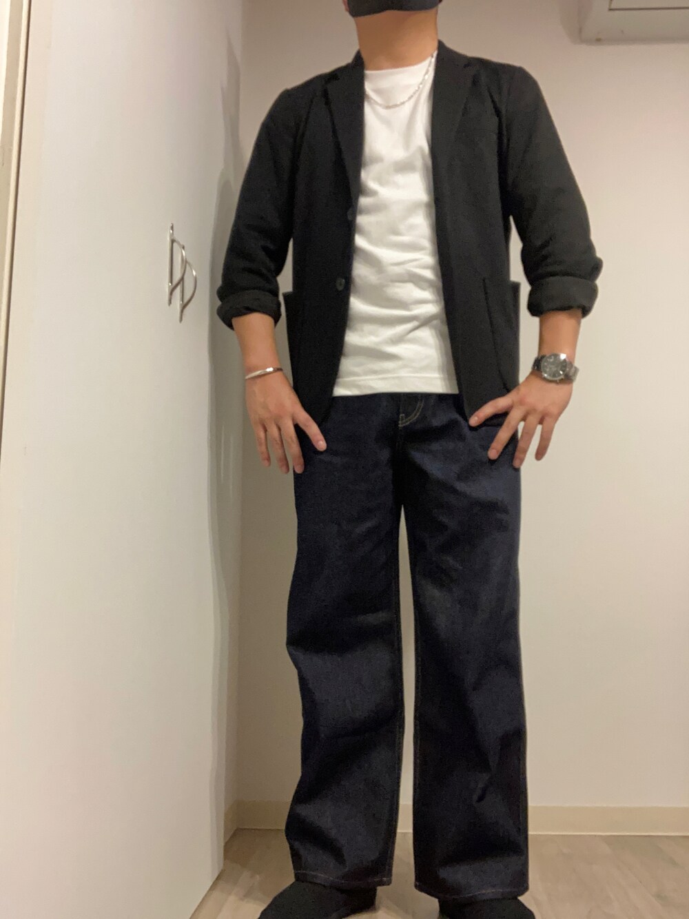 「オトナカジュアル、シンプル、ユニクロ、休日スタイル、白Tシャツ、ジャケット、デニム、ネックレス、全身ユニクロ、バングル、MB、CLEL」｜「UNIQLOのコンフォートジャケット（テーラードジャケット、ブラック系）」を使った、ねっこーさん（メンズ・168cm）の夏コーディネートの1枚目の写真