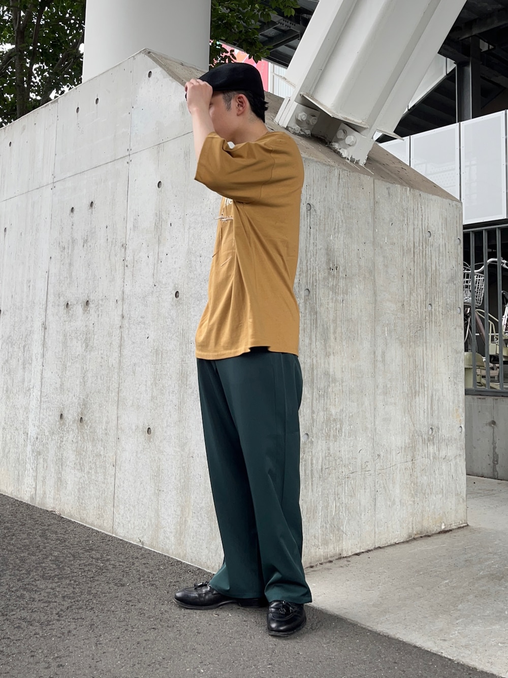 イエロー系のTシャツ/カットソー、グリーン系のその他パンツ、その他のその他を着用したメンズの夏コーディネートの1枚目の写真