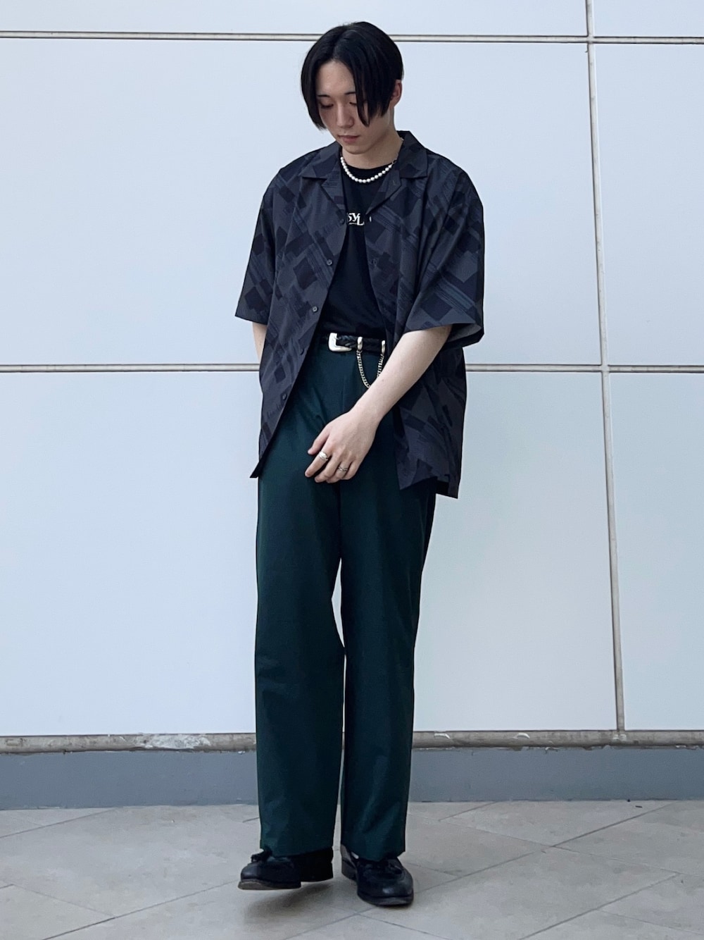 グリーン系のその他パンツ、グレー系のシャツ/ブラウス、ブラック系のTシャツ/カットソーを着用したメンズの夏コーディネートの1枚目の写真