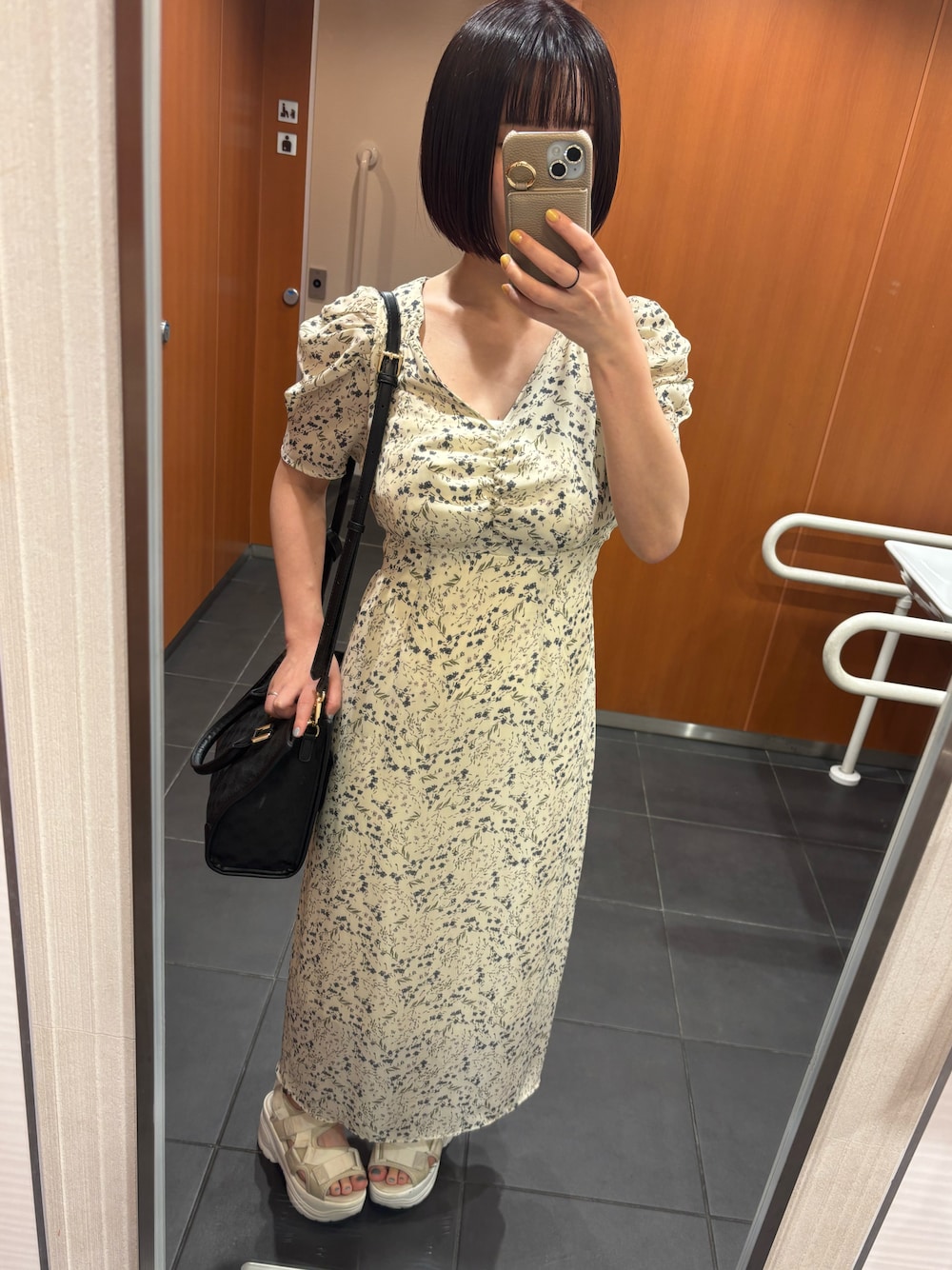 花柄バックリボンVネックワンピースを使った人気ファッション