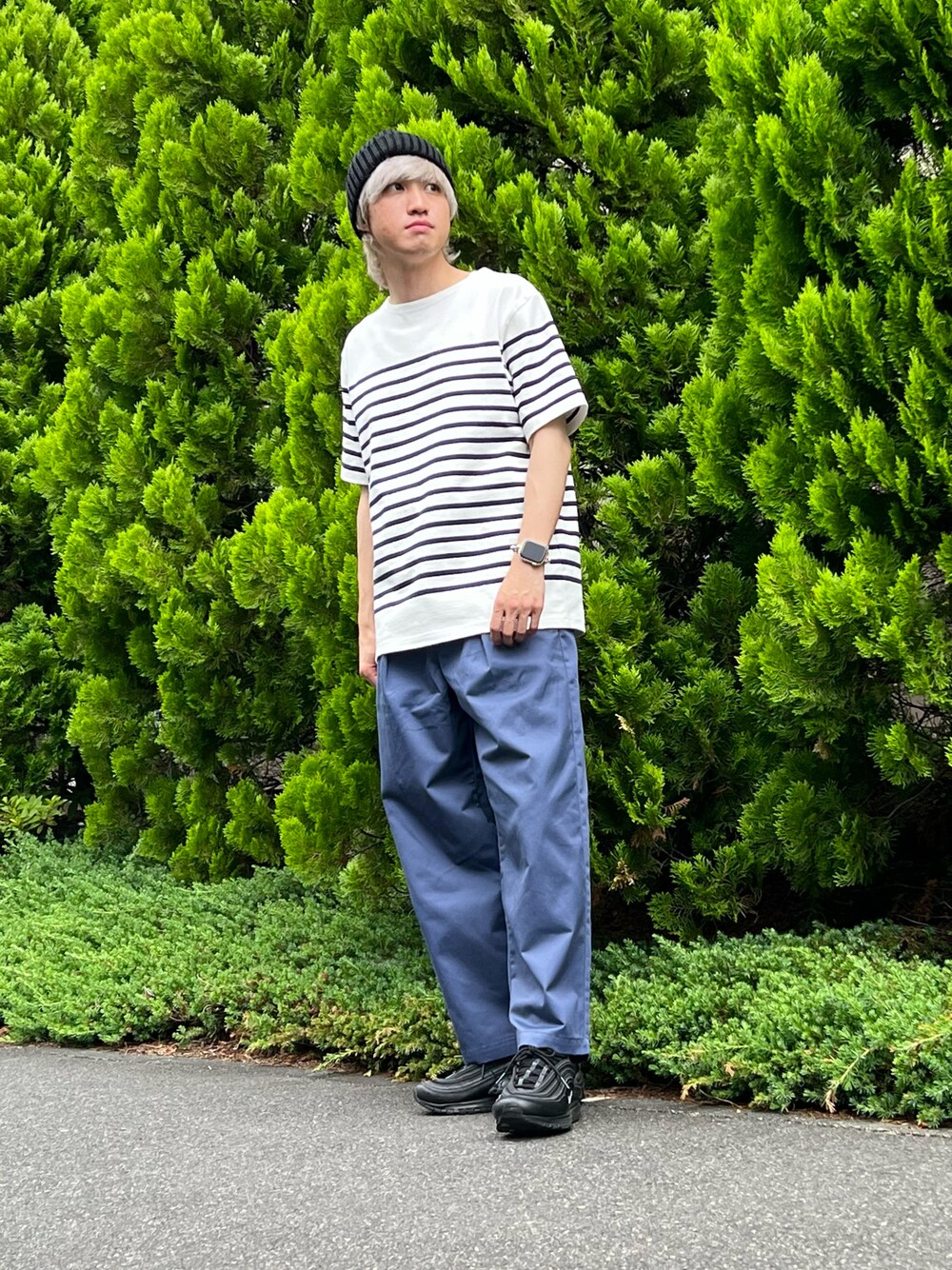 ブルー系のTシャツ/カットソー、ブルー系のその他パンツ、ブラック系のニットキャップ/ビーニーを着用したメンズの夏コーディネートの1枚目の写真