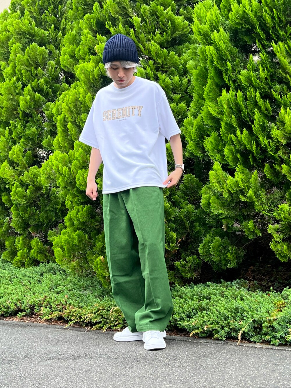 グリーン系のその他パンツ、ホワイト系のTシャツ/カットソー、ホワイト系のスニーカーを着用したメンズの夏コーディネートの1枚目の写真