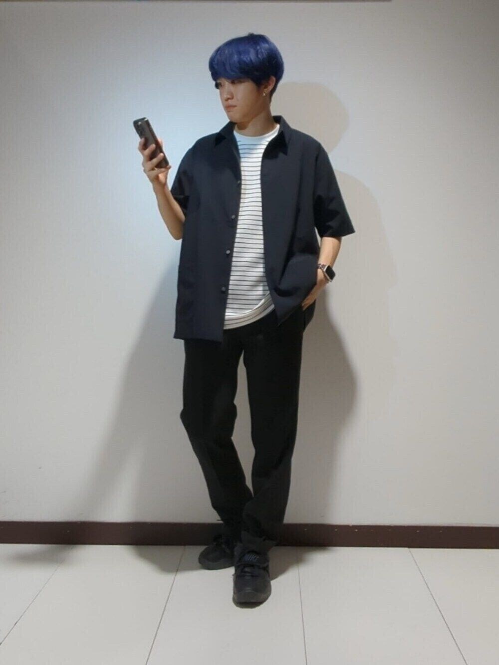 ブルー系のTシャツ/カットソー、ブルー系のシャツ/ブラウス、ブラック系のその他パンツを着用したメンズの夏コーディネートの1枚目の写真