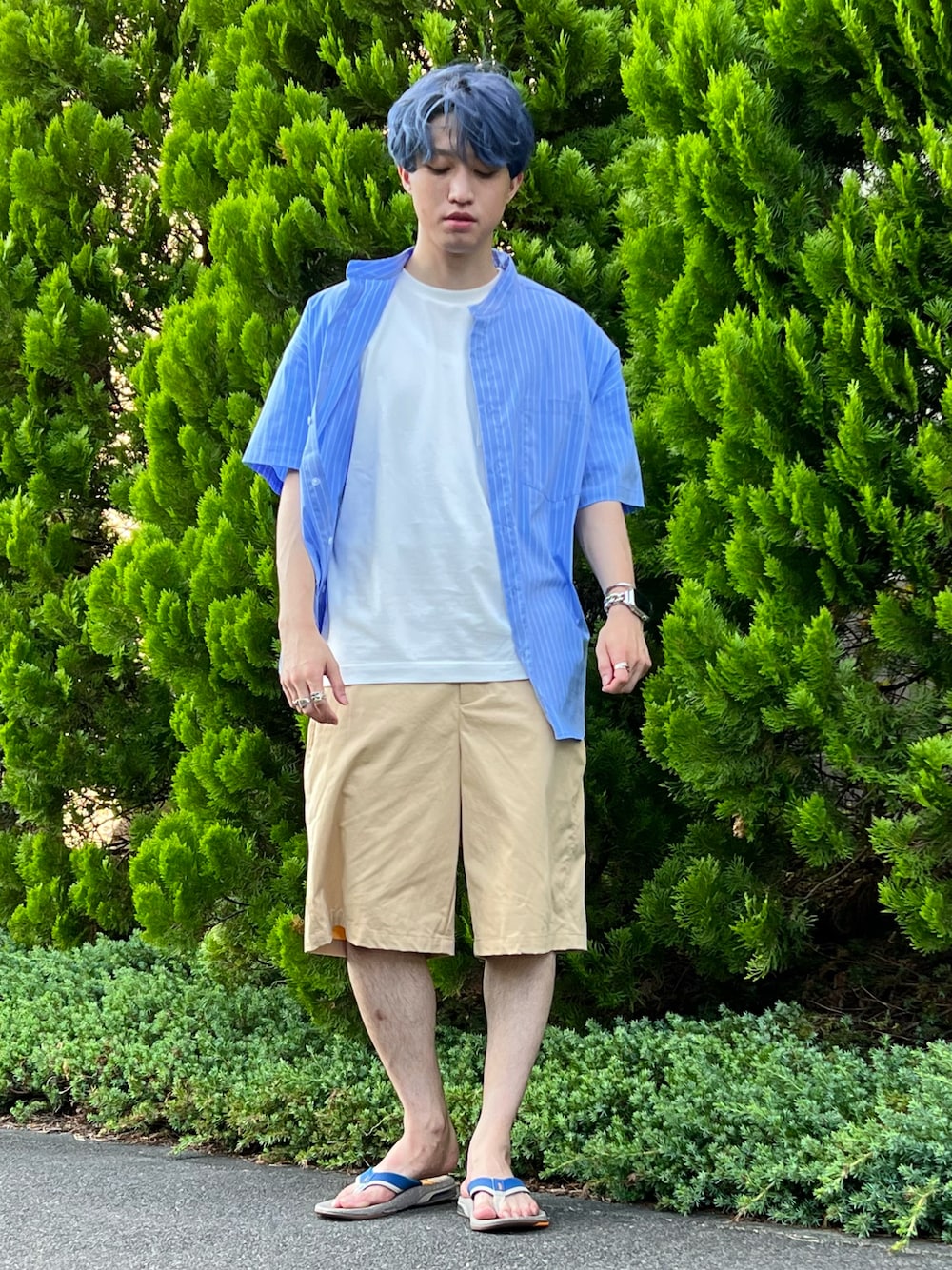 ブルー系のシャツ/ブラウス、ベージュ系のその他パンツを着用したメンズの夏コーディネートの1枚目の写真