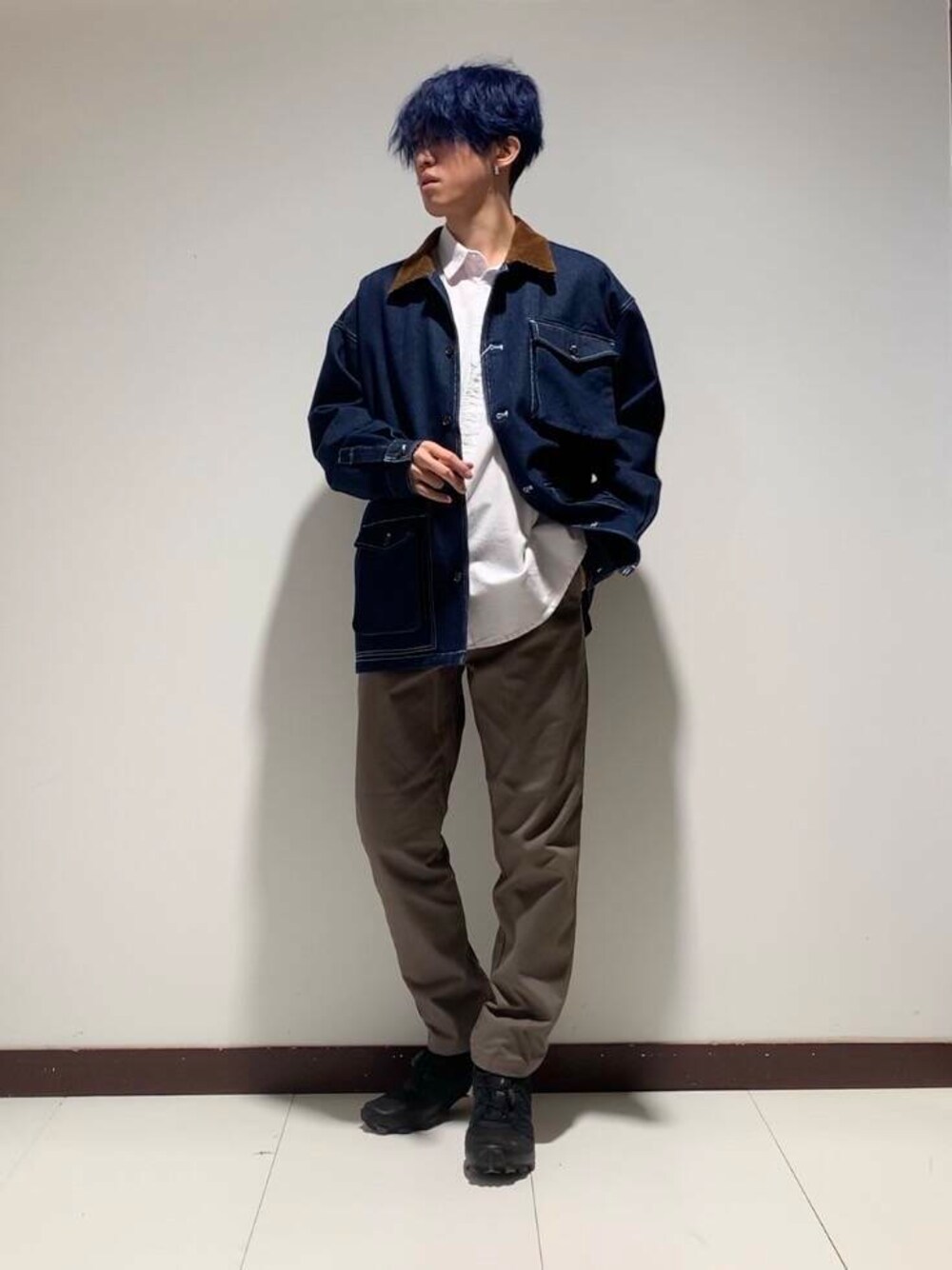 ブルー系のカバーオール、ホワイト系のシャツ/ブラウス、グリーン系のその他パンツを着用したメンズの秋コーディネートの1枚目の写真