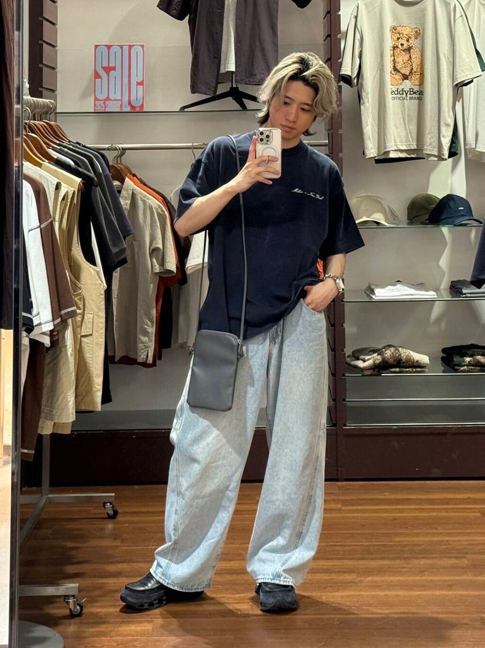 グレー系のショルダーバッグ、ブルー系のTシャツ/カットソーを着用したメンズの夏コーディネートの1枚目の写真