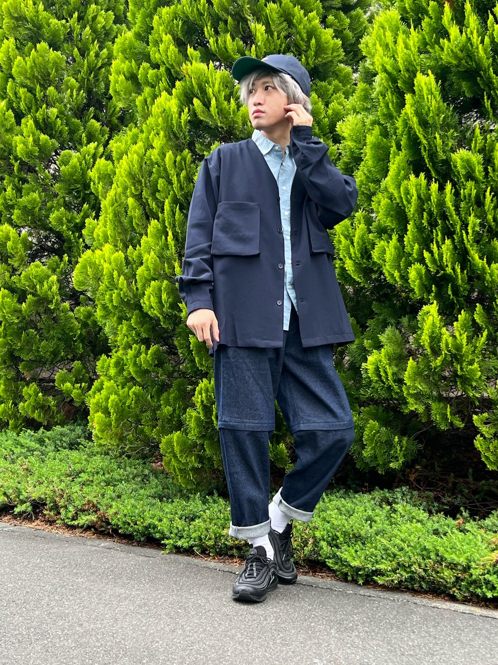 ブルー系のカーディガン/ボレロ、ブルー系のデニムパンツ、ブルー系のシャツ/ブラウスを着用したメンズの夏コーディネートの1枚目の写真