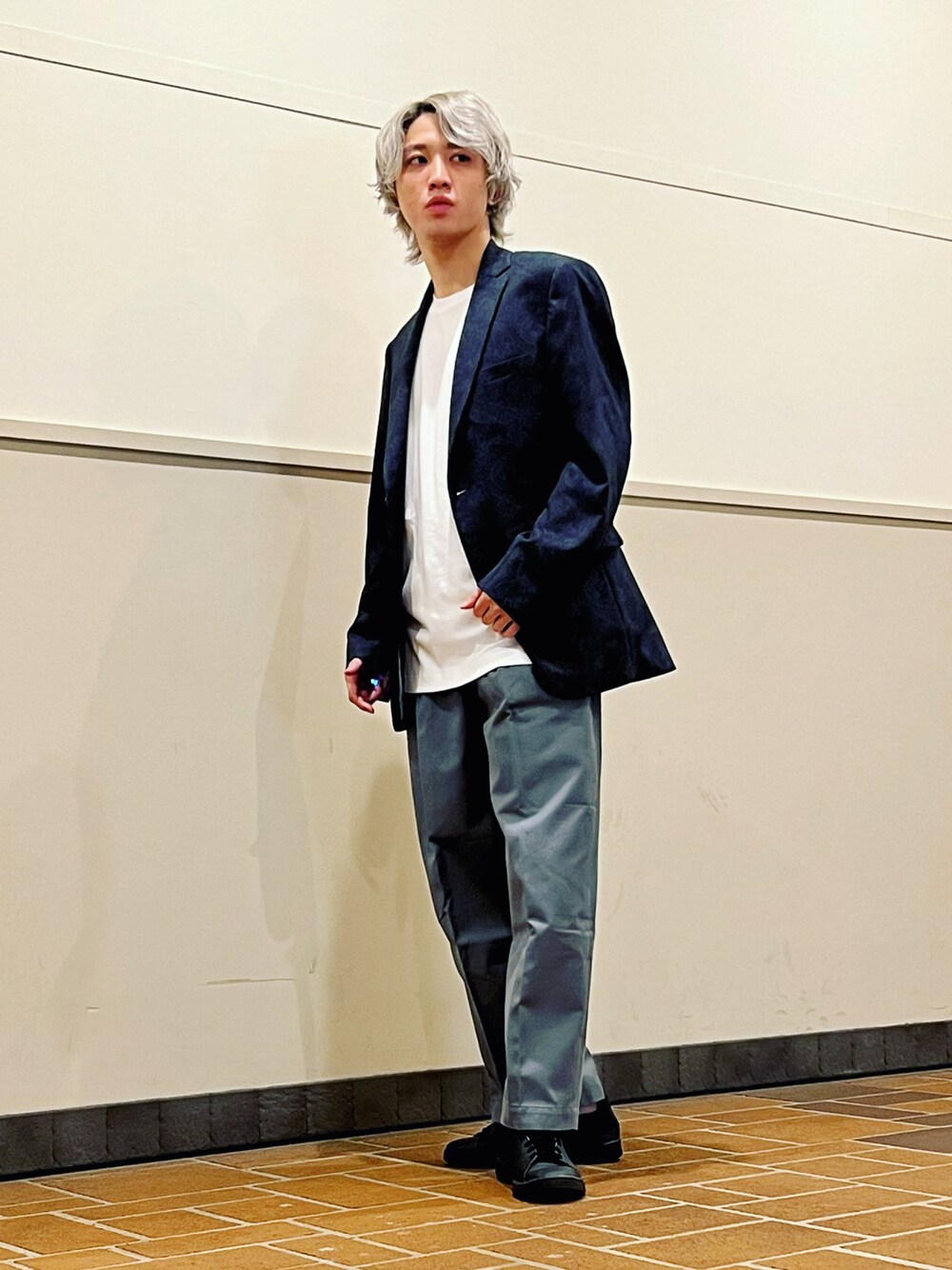 ブルー系のテーラードジャケット、ホワイト系のTシャツ/カットソー、グレー系のチノパンツを着用したメンズの夏コーディネートの1枚目の写真