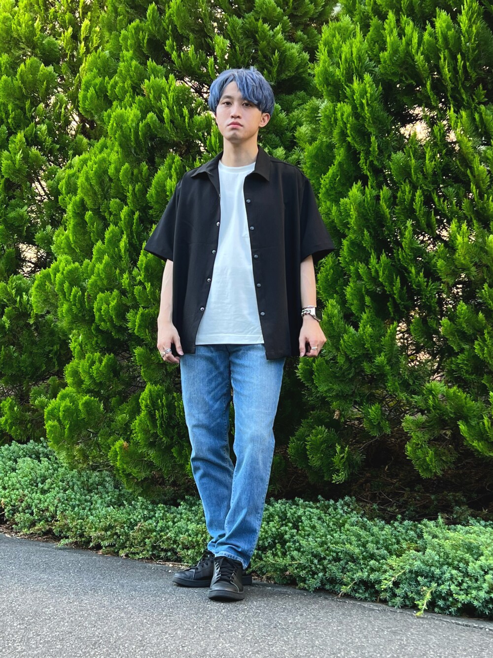 ブラック系のシャツ/ブラウス、ホワイト系のTシャツ/カットソー、ブルー系のデニムパンツを着用したメンズの夏コーディネートの1枚目の写真