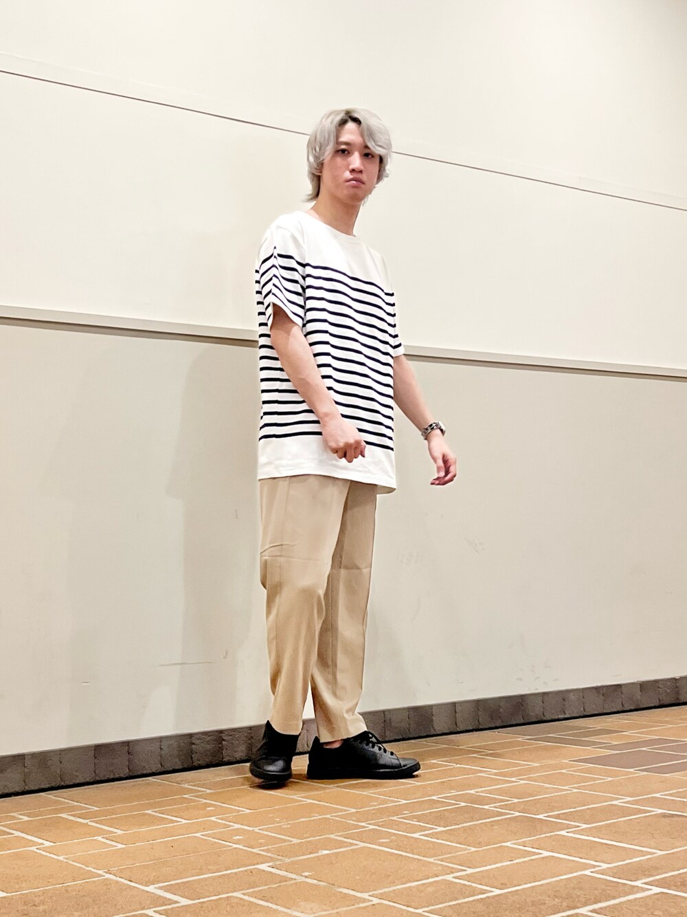 ブルー系のTシャツ/カットソー、ベージュ系のその他パンツを着用したメンズの夏コーディネートの1枚目の写真