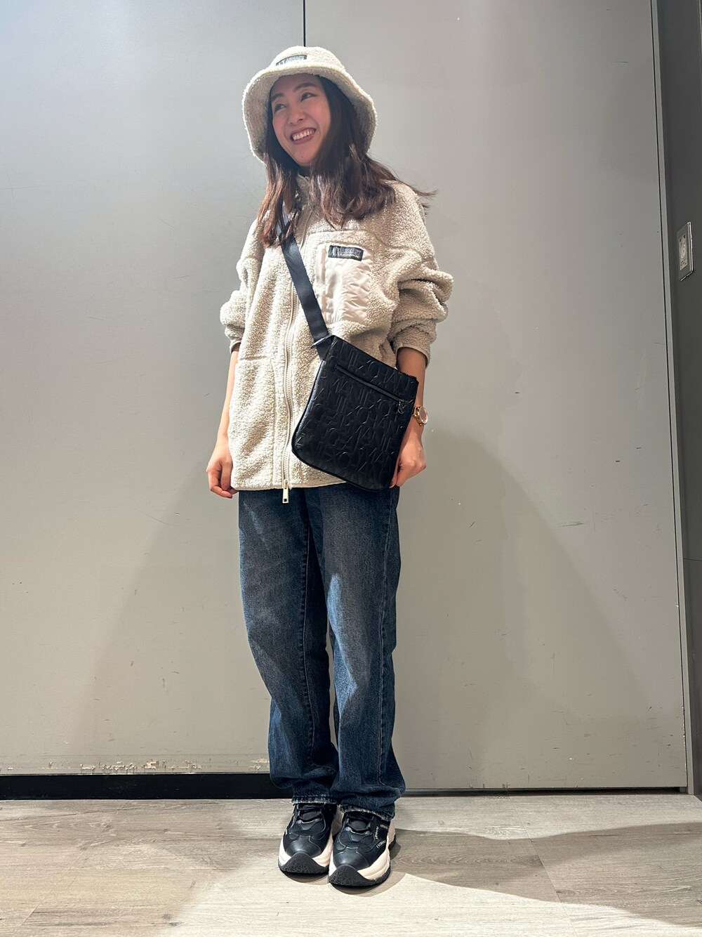 「おでかけコーデ、カジュアルコーデ、アルマーニエクスチェンジ、ARMANIEXCHANGE、armaniexchange、armani、AXchanger、AXchange、ボア、ベージュ、ベージュコーデ、バケットハット、メンズアイテム、ボアハット、パンツスタイル」｜「ARMANI EXCHANGEの【A|X アルマーニ エクスチェンジ】ダークブルーデニムパンツ_J83 SUPER HIGHRISE STRAIGHT（デニムパンツ、ブルー系）」を使った、Yokoyokoさん（レディース・160cm）の冬コーディネートの1枚目の写真