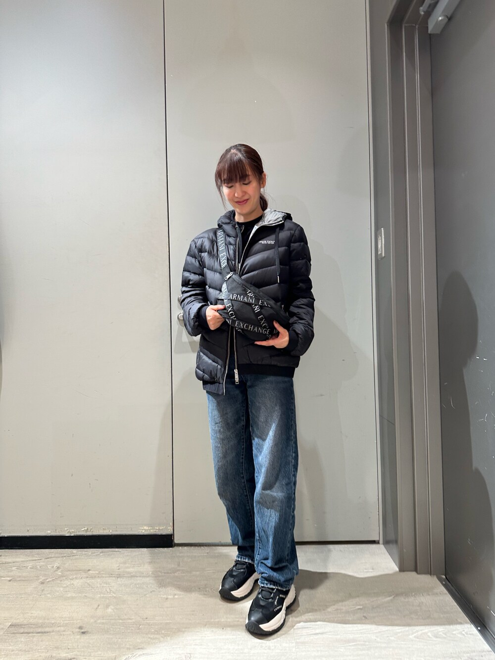「アルマーニエクスチェンジ、アルマーニ、armaniexchange、ARMANIEXCHANGE、AXchanger、AXchange、メンズライク、メンズファッション、ダウンジャケット、ダウン、パンツコーデ、インナーダウン、メンズアイテム、デニムパンツ、ダウンコーデ」｜「ARMANI EXCHANGEの【A|X アルマーニ エクスチェンジ】ダークブルーデニムパンツ_J83 SUPER HIGHRISE STRAIGHT（デニムパンツ、ブルー系）」を使った、Yokoyokoさん（レディース・160cm）の冬コーディネートの1枚目の写真
