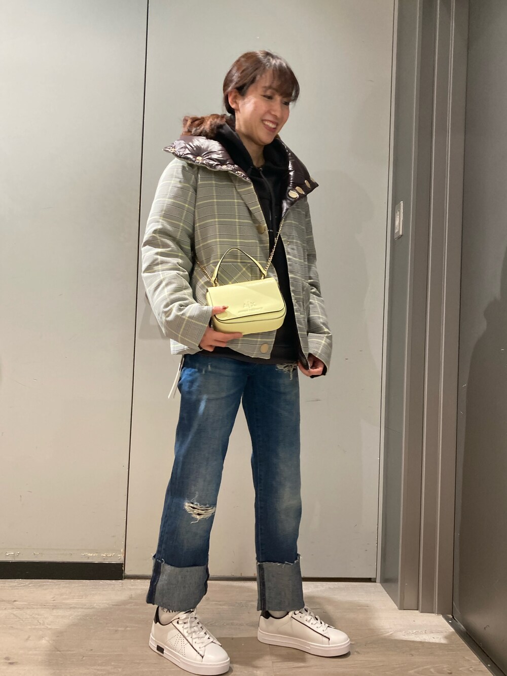 「AXchanger、AXchange、WelcomeARMANI、アルマーニエクスチェンジ、ARMANIworld、あったかコーデ、ラクチンコーデ、カジュアル、イエロー、デニムパンツ」｜「ARMANI EXCHANGEの【A|X アルマーニ エクスチェンジ】AXロゴ　レースアップスニーカー（スニーカー、ホワイト系）」を使った、Yokoyokoさん（レディース・160cm）の冬コーディネートの1枚目の写真