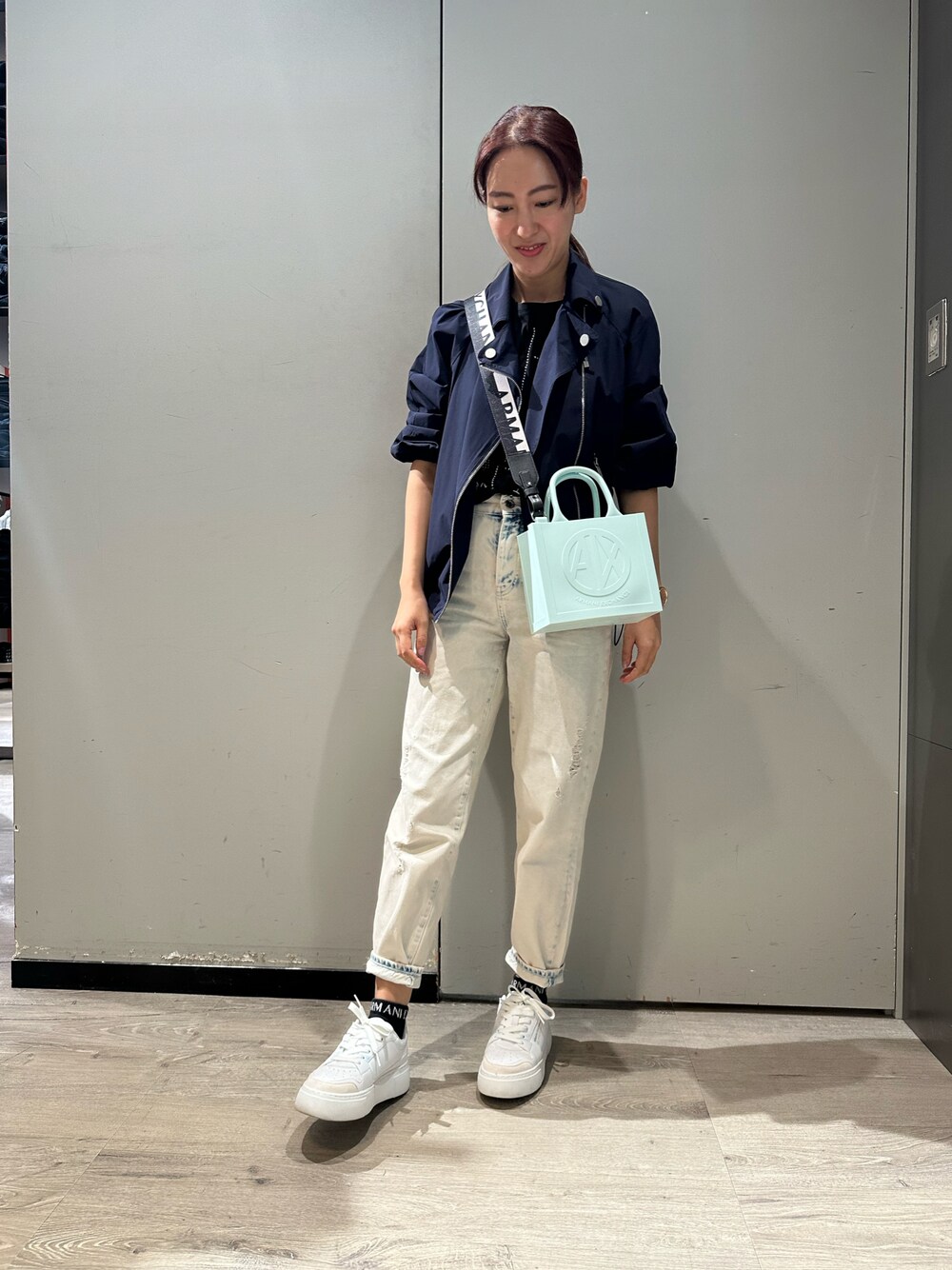 「春のおしゃ見えテクニック、春ファッション、夏コーデ、アルマーニエクスチェンジ、アルマーニ、ARMANIEXCHANGE、AXchanger、AXchange、ナイロンジャケット、バッグ、デニムっていいよね、カジュアルコーデ、パンツスタイル、ブルーバッグ、キャロットパンツ」｜「ARMANI EXCHANGEの【A|X アルマーニ エクスチェンジ】レースアップスニーカー（スニーカー、ホワイト系）」を使った、Yokoyokoさん（レディース・160cm）の春コーディネートの1枚目の写真