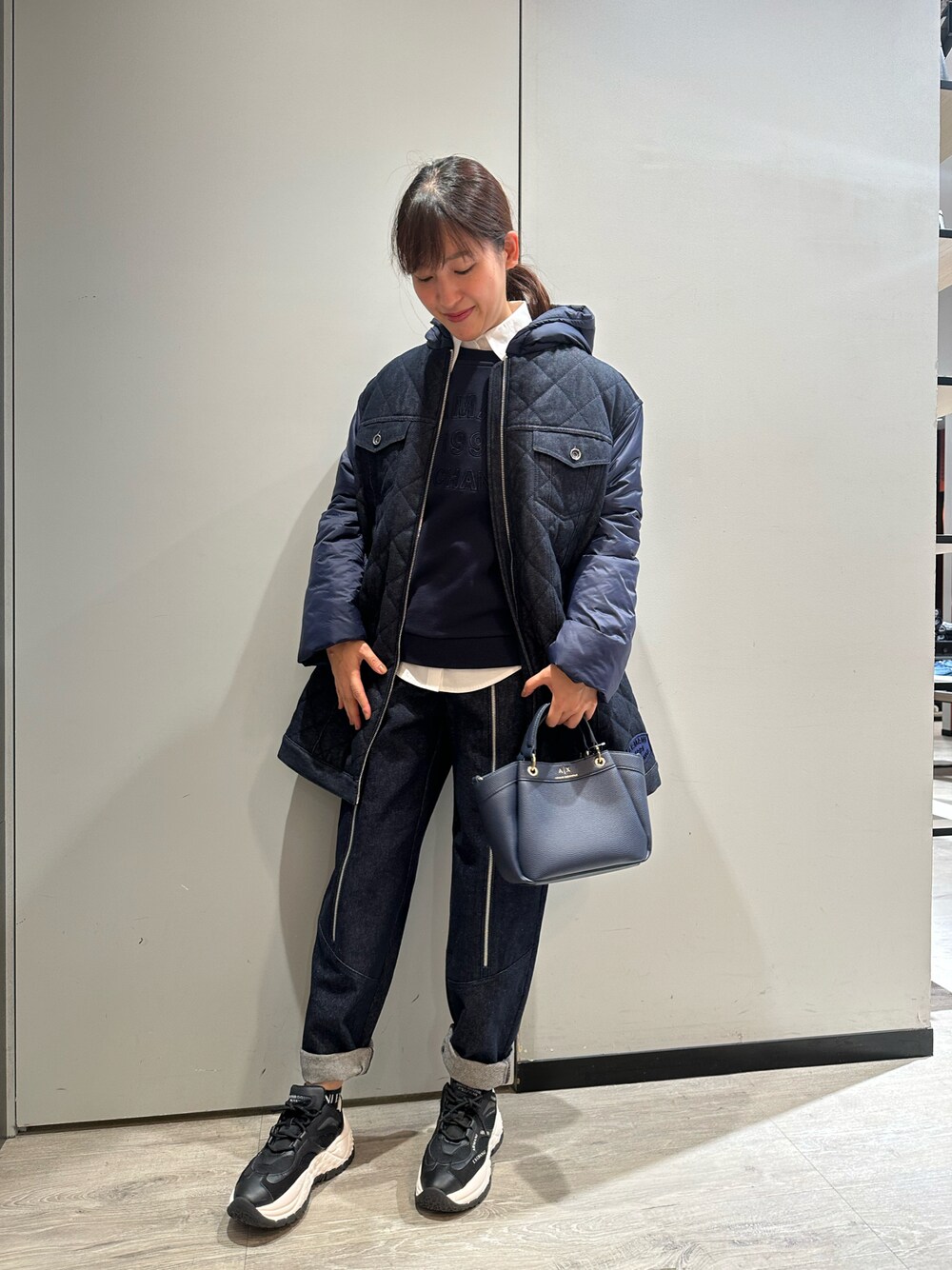 「秋服コーデ、パンツスタイル、セットアップ、シャツスタイル、スウェットコーデ、armaniexchange、ARMANIEXCHANGE、AXchanger、AXchange、スニーカー、デニム、デニムコーデ、ネイビー、デニムアウター、160cm」｜「ARMANI EXCHANGEの【A|X アルマーニ エクスチェンジ】AXロゴ　サイドジップスウェットプルオーバー（スウェット、ブルー系）」を使った、Yokoyokoさん（レディース・160cm）の秋コーディネートの1枚目の写真
