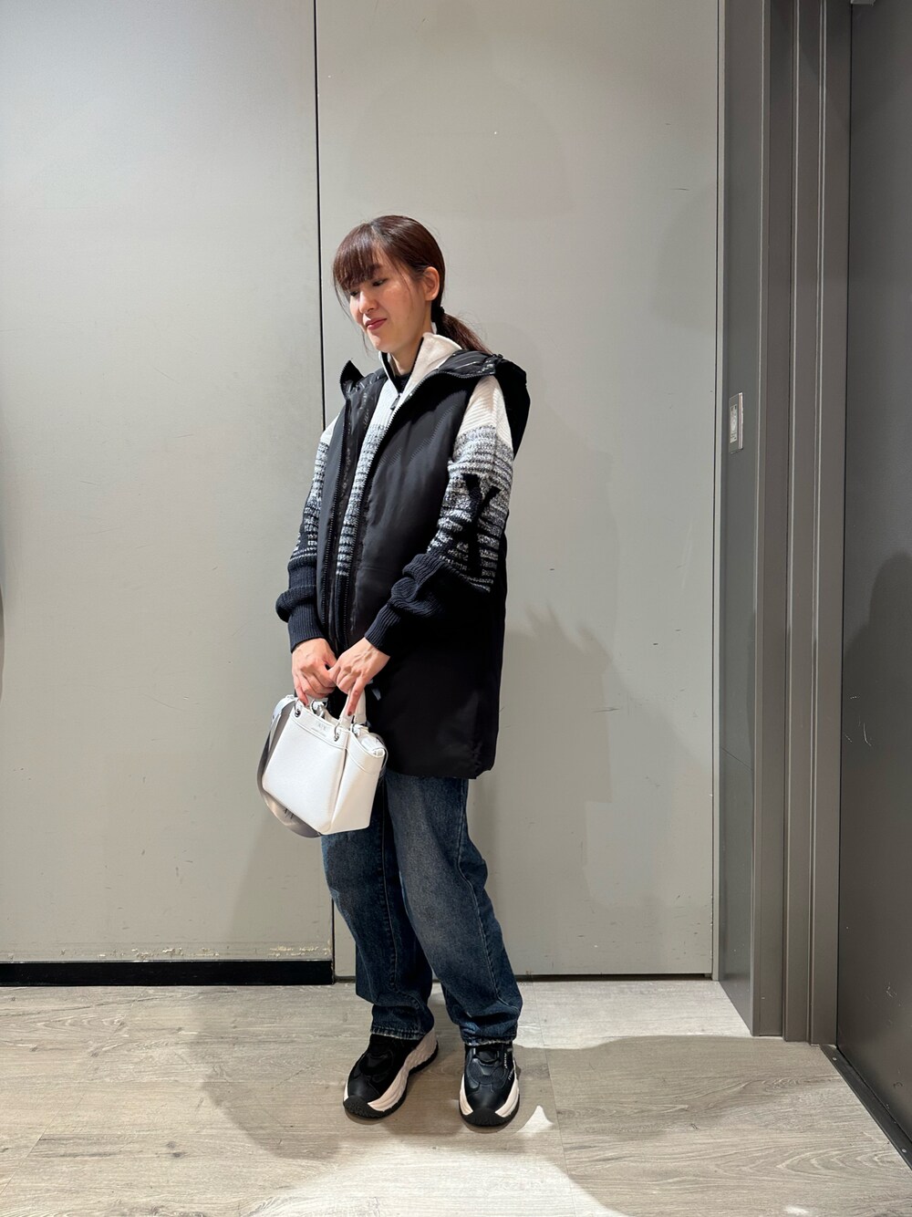 「ダウンベスト、グラデーション、armaniexchange、アルマーニ、メンズアイテム、アルマーニエクスチェンジ、グラデーションニット、axchange、AXchanger」｜「ARMANI EXCHANGEの【A|X アルマーニ エクスチェンジ】ダークブルーデニムパンツ_J83 SUPER HIGHRISE STRAIGHT（デニムパンツ、ブルー系）」を使った、Yokoyokoさん（レディース・160cm）の冬コーディネートの1枚目の写真