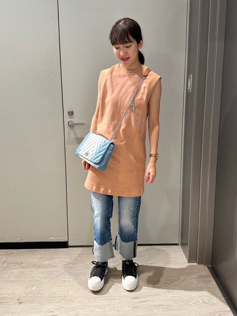 「カジュアルコーデ、チュニックワンピ、アルマーニエクスチェンジ、AXchanger、AXchange、armaniexchange、ARMANIEXCHANGE、デニムスタイル、デニムバッグ、ラクチンコーデ、リラックススタイル、春夏コーデ、体型カバー」｜「ARMANI EXCHANGEのアイテム（シューズ、ブラック系）」を使った、Yokoyokoさん（レディース・160cm）の春コーディネートの1枚目の写真