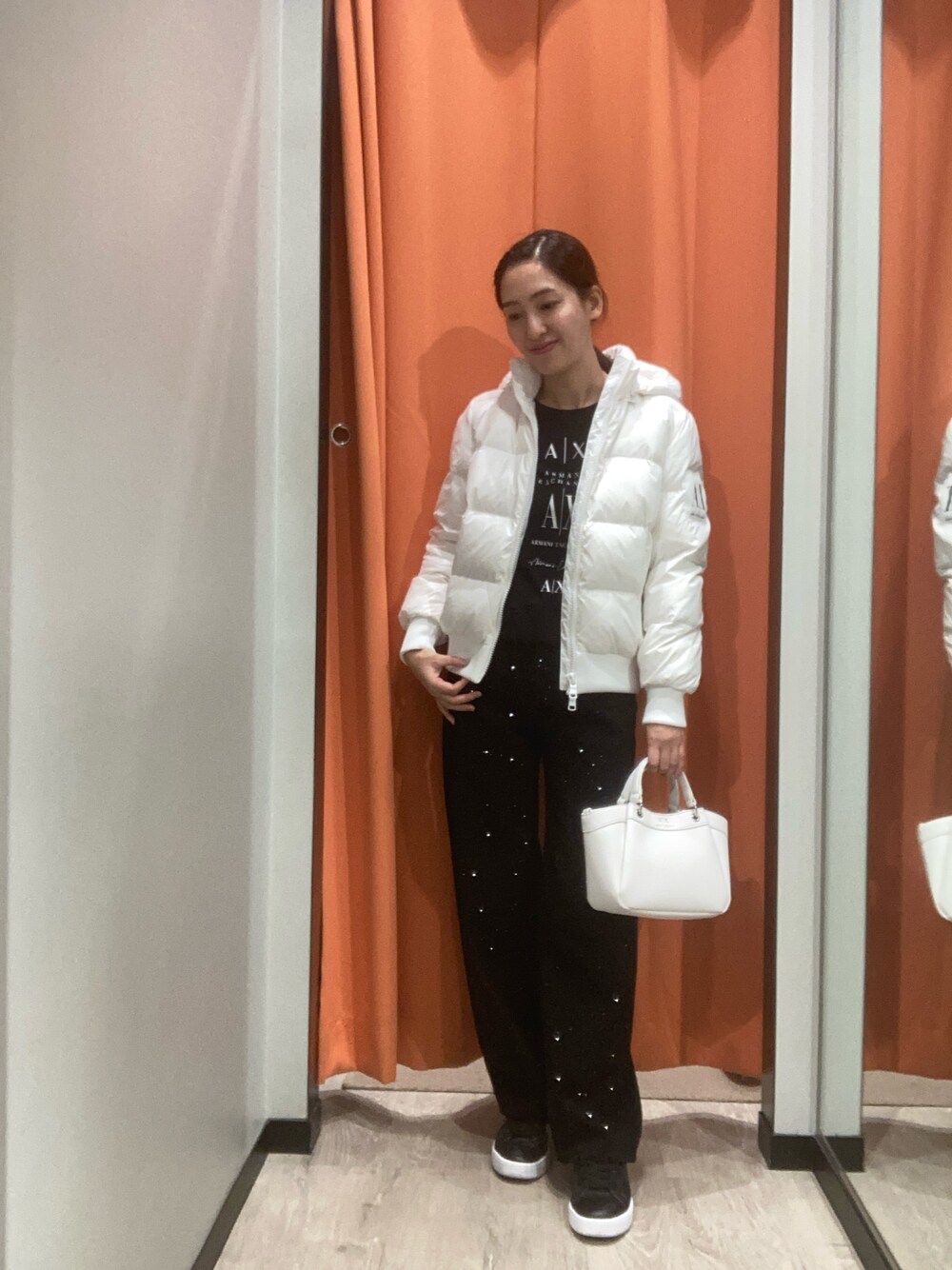 「冬アウター、冬服、お出かけコーデ、着回しコーデ、休日スタイル、ラクチンコーデ、シンプルスタイル、ワントーンコーデ、ママファッション、ダウンジャケット、ホワイトダウン、キラキラデニム、アルマーニエクスチェンジ、アルマーニ、アルマーニ大好き」｜「ARMANI EXCHANGEの【A|X アルマーニ エクスチェンジ】ICON　ショートダウンジャケット（EC限定カラー含）（ダウンジャケット/コート、ホワイト系）」を使った、Yokoyokoさん（レディース・160cm）の冬コーディネートの1枚目の写真