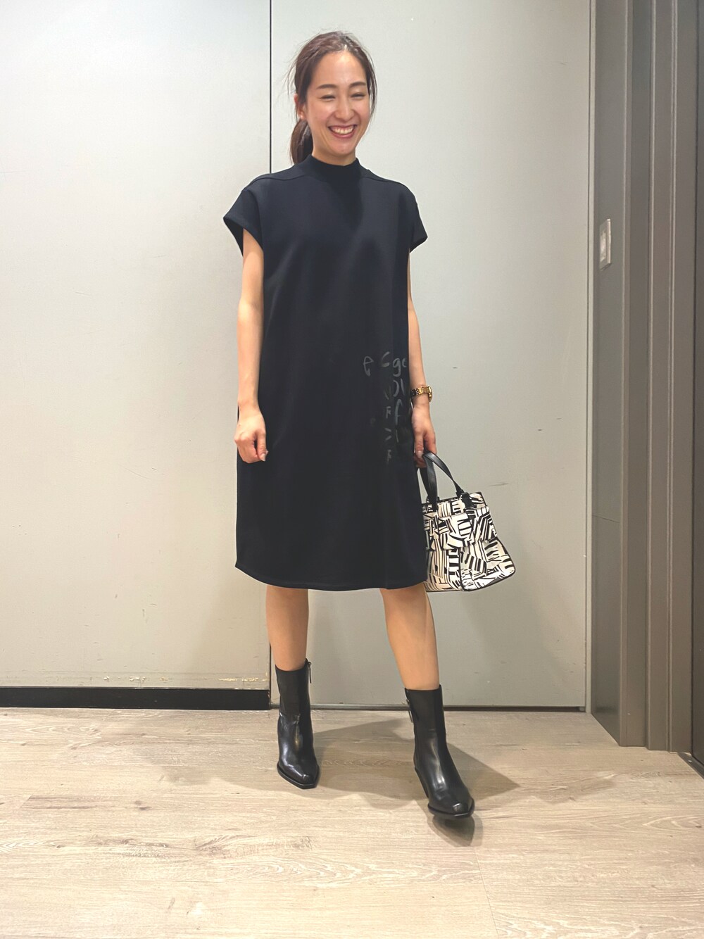 「アルマーニエクスチェンジ、AXchanger、AXchange、ARMANIEXCHANGE、armaniexchange、ゆったりコーデ、ゆったりシルエット、ゆったりワンピース、ブラック、ブラックコーデ、ブラックワンピース、お出かけコーデ、大人カジュアル、シンプルコーデ」｜「ARMANI EXCHANGEの【A|X アルマーニ エクスチェンジ】メッセージデザイン　スウェットワンピース（ワンピース、ブラック系）」を使った、Yokoyokoさん（レディース・160cm）の夏コーディネートの1枚目の写真