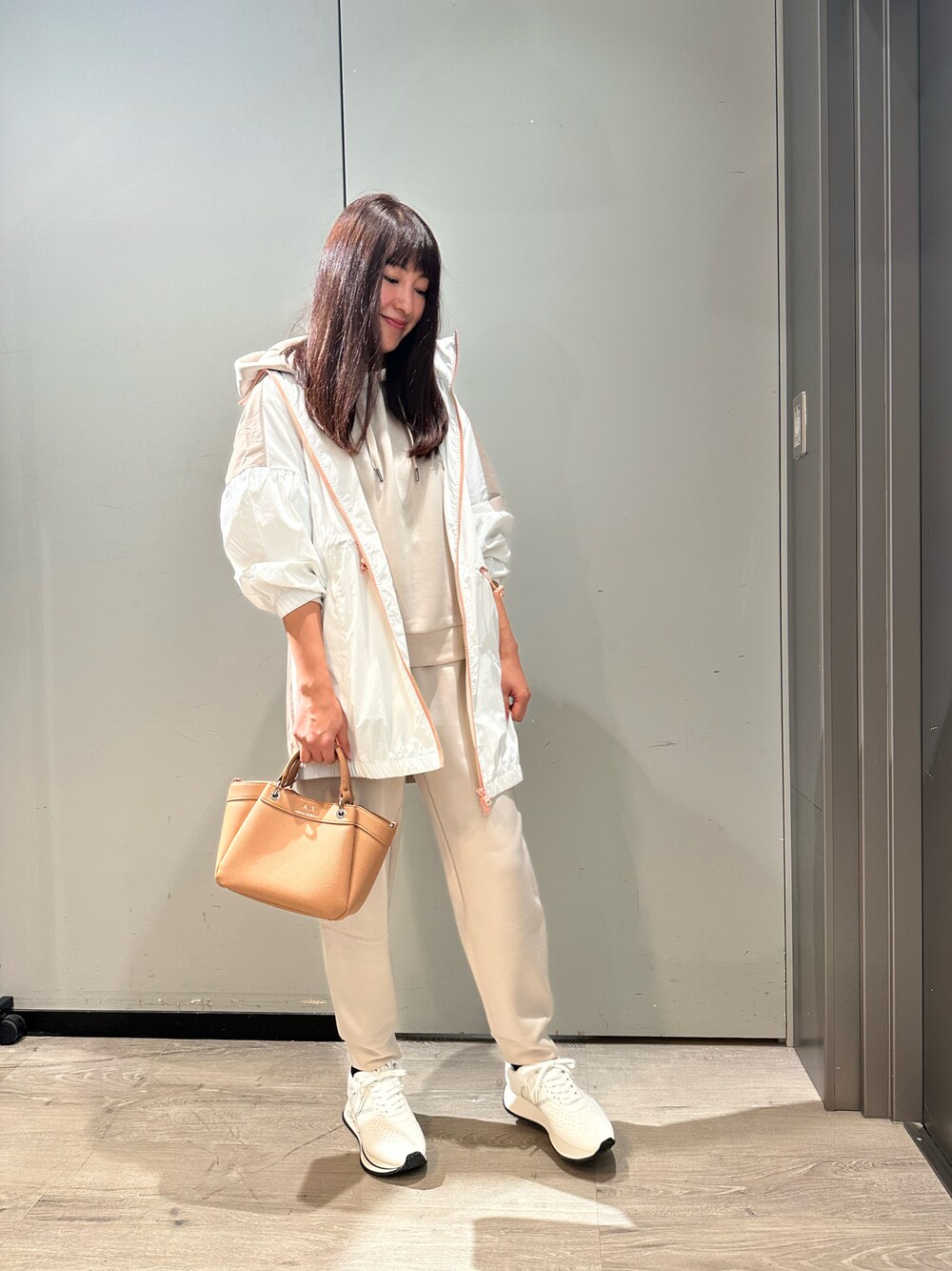 「春コーデ、スウェットコーデ、AXchanger、AXchange、アルマーニエクスチェンジ、armaniexchange、ベージュコーデ、ラクチンコーデ、ショップスタッフのアクティブコーデ」｜「ARMANI EXCHANGEの【A|X アルマーニ エクスチェンジ】ボリュームソール　レースアップスニーカー（スニーカー、ホワイト系）」を使った、Yokoyokoさん（レディース・160cm）の冬コーディネートの1枚目の写真