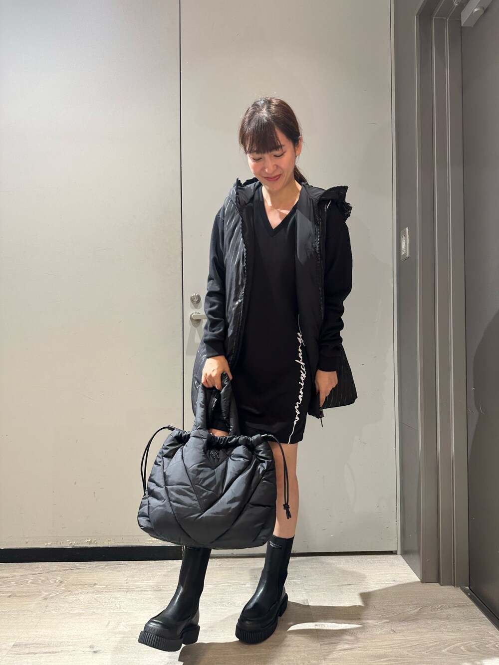 「ゆるコーデ、モノトーンコーデ、ブラックコーデ、armaniexchange、ARMANIEXCHANGE、AXchanger、AXchange、秋コーデ、ARMANIworld、ダウンベスト、ブーツ、スウェットワンピース、23AW秋の新作、シンプルこーで、160㎝コーデ」｜「ARMANI EXCHANGEのアイテム（バッグ、ブラック系）」を使った、Yokoyokoさん（レディース・160cm）の夏コーディネートの1枚目の写真