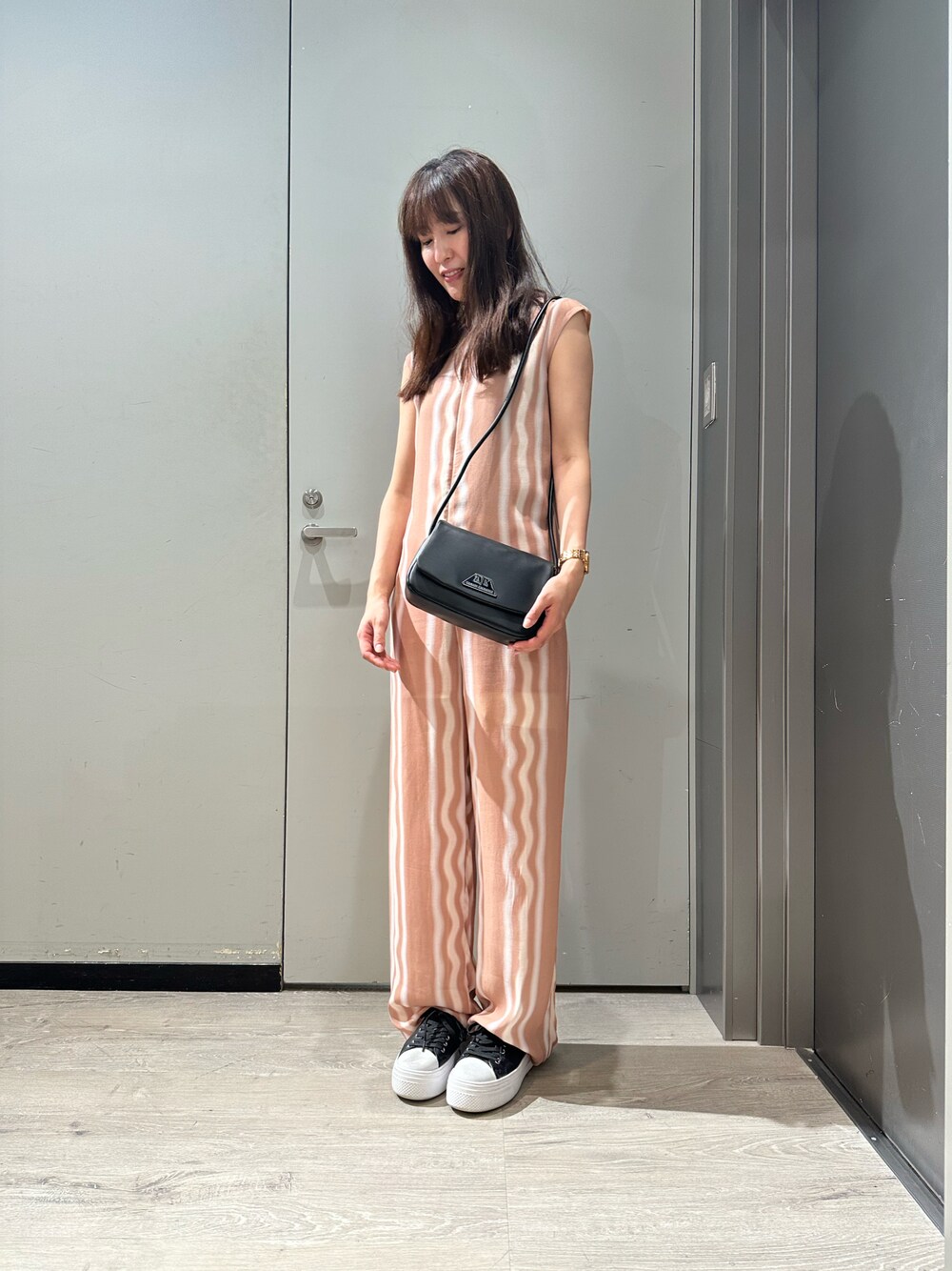 「オトナカジュアル、オールインワン、アルマーニエクスチェンジ、armaniexchange、ARMANIEXCHANGE、ARMANIworld、armani、夏服、お出かけコーデ、楽チンコーデ、パンツスタイル、オレンジ、160㎝コーデ、AXchanger、AXchange」｜「ARMANI EXCHANGEのアイテム（シューズ、ブラック系）」を使った、Yokoyokoさん（レディース・160cm）の夏コーディネートの1枚目の写真