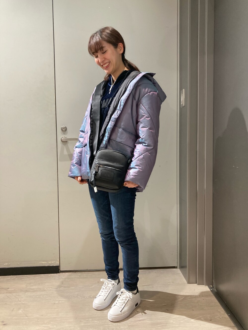 「AXchanger、WelcomeARMANI、armaniexchange、ARMANIworld、アウター、秋冬コーデ、メンズライク、ベルベット、ホワイトスニーカー」｜「ARMANI EXCHANGEの【A|X アルマーニ エクスチェンジ】フラッシー　フーディパファージャケット（ブルゾン、グリーン系）」を使った、Yokoyokoさん（レディース・160cm）の冬コーディネートの1枚目の写真