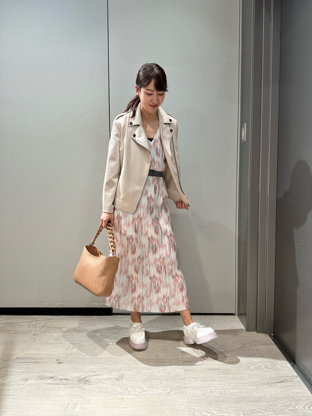 「春コーデ、AXchanger、AXchange、アルマーニエクスチェンジ、大人女子、レザージャケット、ライダースジャケット、花柄ワンピース、大人コーデ、春アウター、アイボリー、ロングワンピース」｜「ARMANI EXCHANGEのアイテム（バッグ、ベージュ系）」を使った、Yokoyokoさん（レディース・160cm）の春コーディネートの1枚目の写真